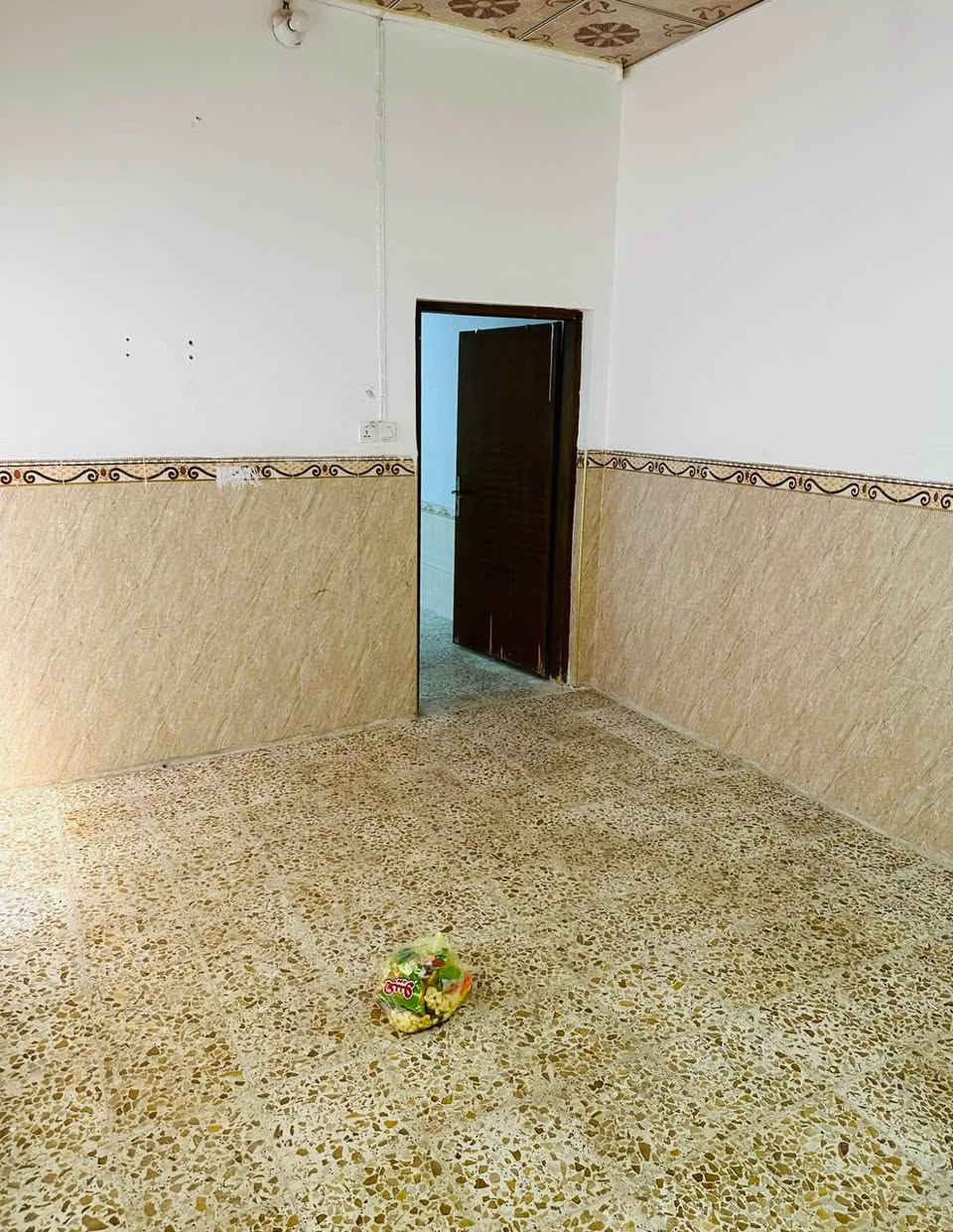 دار ايجار 100 متر حي الوفاء غرفه وصاله ومطبخ واستقبال كاشي سيراميك نظيف 
للاستفسار واتساب فقط
*********** النجف, العراق
