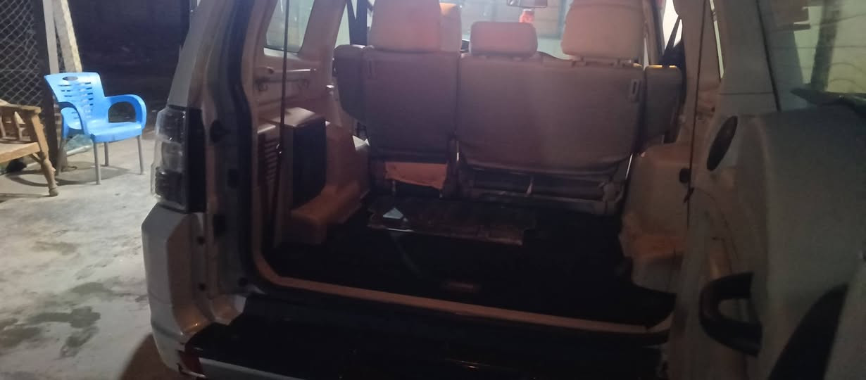 للبيع 
موديل 2010
بيه صبغ جاملغ وباب  عكس السائق 
السعر 130$
***********
