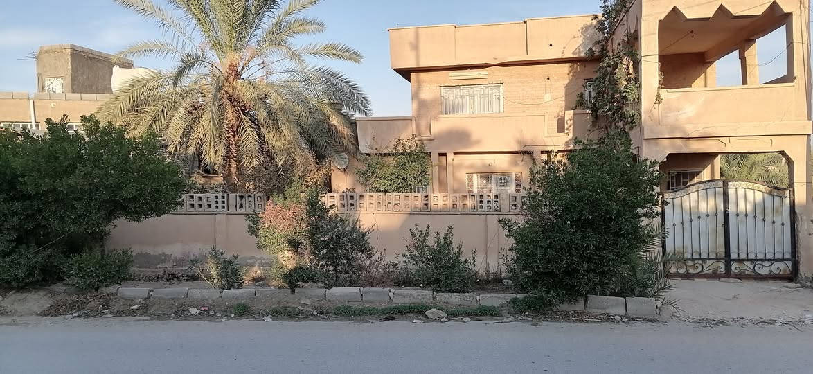 للبيع ...
دار : المساحة 256 متر بناء طابوق 
العنوان // حديثة الحي العسكري
الدار كما موضح بالصور
مكانه حلو 
شارع تجاري
محتويات الدار
الطابق الاول
ـــــــــــــــــــــــــــــ
استقبال
غرفة مقطوعه
موزع داخلي
مطبخ 
صحيات
الطابق الثاني 
ــــــــــــــــــــــــــــــــ
غرف عدد ( 2 ) 
صحيات
الاسطح عدد ( 2 )
شتايكر مماشي + بالكونه كبيرة مطله على الشارع العام
حديقة داخلية وخارجية 
السعر / 60 مليون 
للاستفسار : مراجعة المكتب او الاتصال على الارقام التالية ...
***********
***********
🌹🌹🌹🌹🌹🌹🌹
