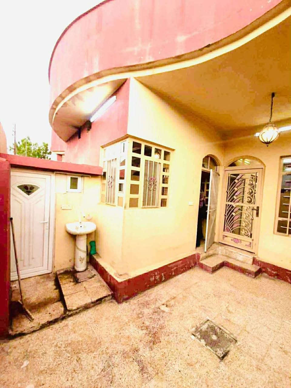 � للبيع بيت – حي السماح ‏الأولى) 🔹
🏠 المواصفات:

 • المساحة: 100 متر
 • الواجهة: 5 متر
 • العمق: 20 متر
 • البناء: سنة 2012
 • عدد الطوابق: طابق ونص

🏡 تفاصيل الدار:

🔸 الطابق الأرضي:
غرفة نوم، استقبال، هول، صحيات، منور

🔸 الطابق العلوي:
غرفة نوم، صحيات

📞 للاستفسار:
***********1
***********3

🏢 مكتب الغوالي للعقارات والمقاولات العامة
نستقبل جميع العرو
