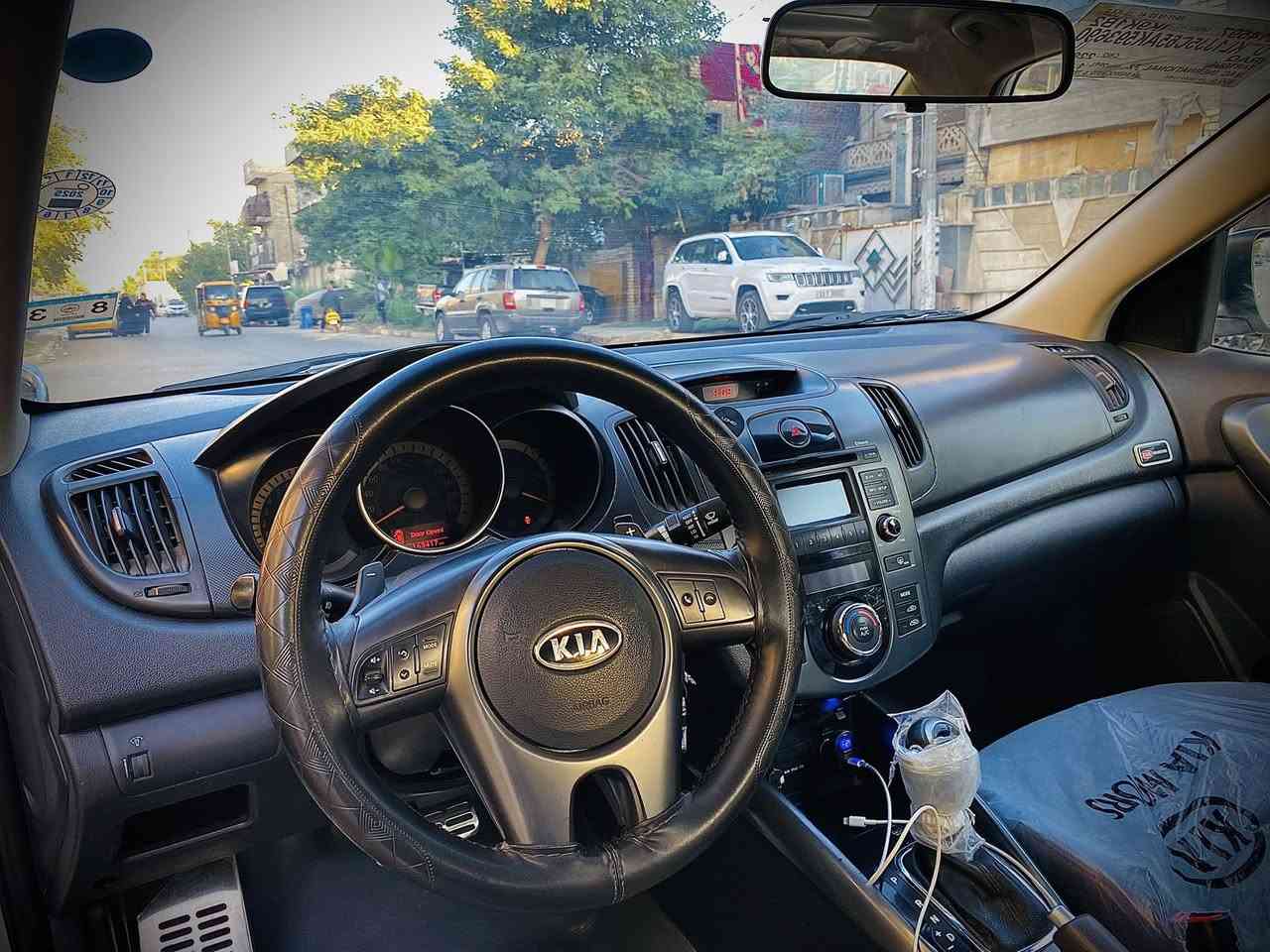 السلام عليكم وين الي يدور نضيف كيا سيراتو للبيع موديل ١٣مكفوله من الصبغ مواصفات السياره مكينه 1600دوش كير 6نمر حساس خلفي امامي مري شفط اشاير مري فول تحكم استرين وشفتات ويل كب 17  وبيه ويل اسود حجم 15 تخم تايرات جديده تبريد بيانو وبعض المواصفات الممذكوره امامكم سياره فول عدا البصمه والسلايت ارقام وسنوية كله جديد مكان السياره بغداد السعر122مجال حك الجيه فقط للستفسار***********
