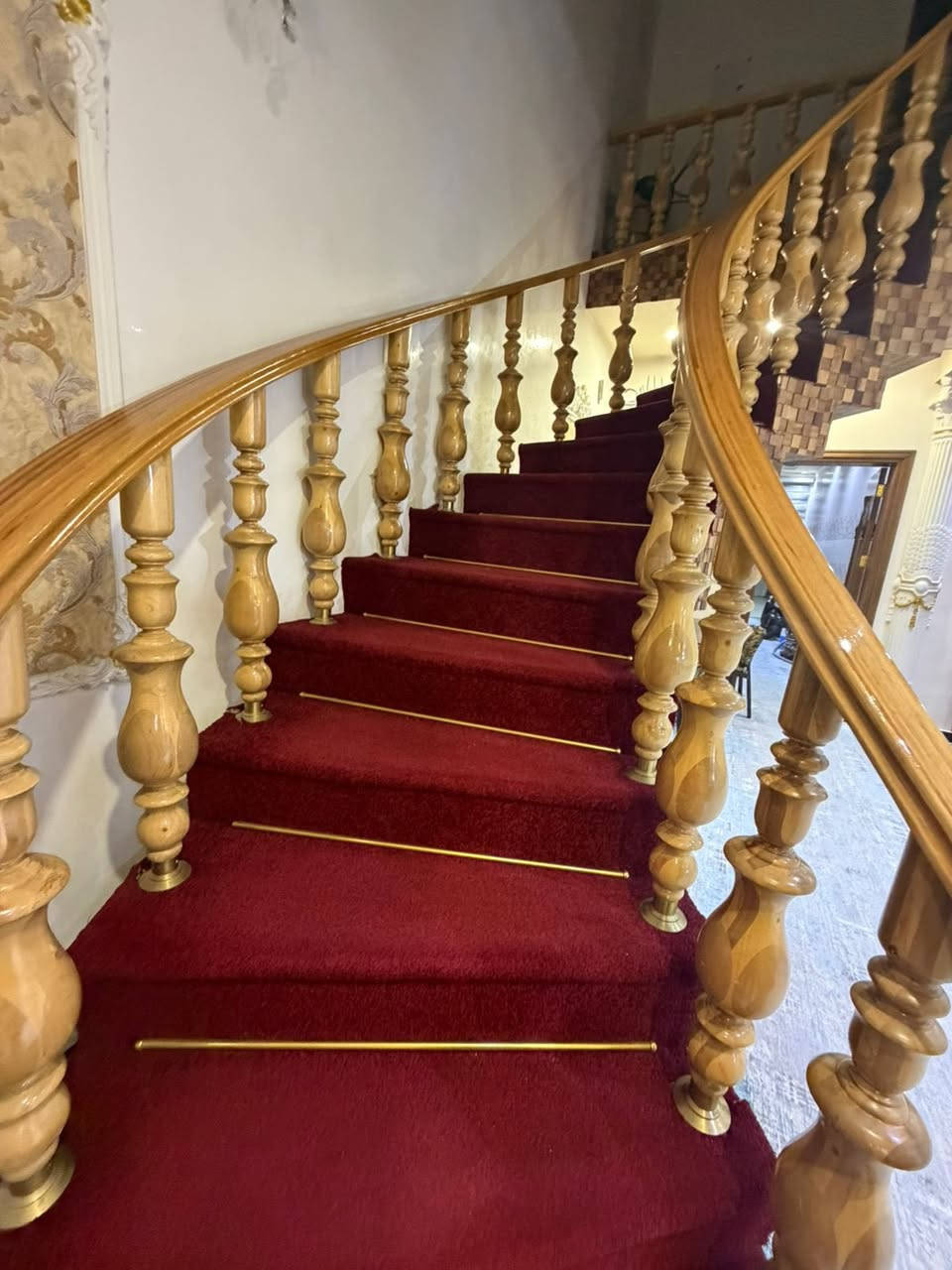 دار للبيع زيونه محله 710 المساحه 200 م الوجها 6.66م النزال 30 البناء درجه اولى تاريخ البناء 23  يتكون الدار 5 نوم سويت كراج مطبخ حار بارد صالت ضيوف مع صاله داخليه الدار مدخلين  كامل وحسب الموصفات  اي استفسار *********** وتساب او اتصال السعر جدا مناسب
