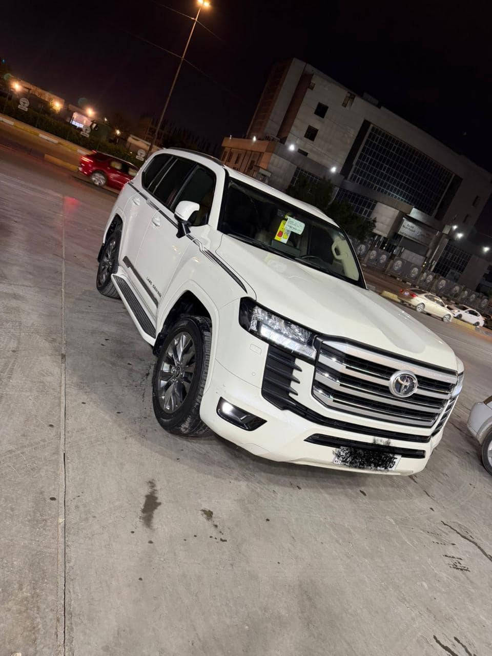 سلام عليكم سياره 
تويوتا موديل 2023 
خليجي ماشيه 50
كفاله عامه SAS
فول مواصفات زيرو 
7 راكب 6 سلندر 
3 شاشه رقم شمالي 
مري شفط باب خلفي شفط 
كشنات تبريد فتحه 
السعر 655 وبيه مجال مكان السيارة بغداد البلديات استفسار على رقم ***********
