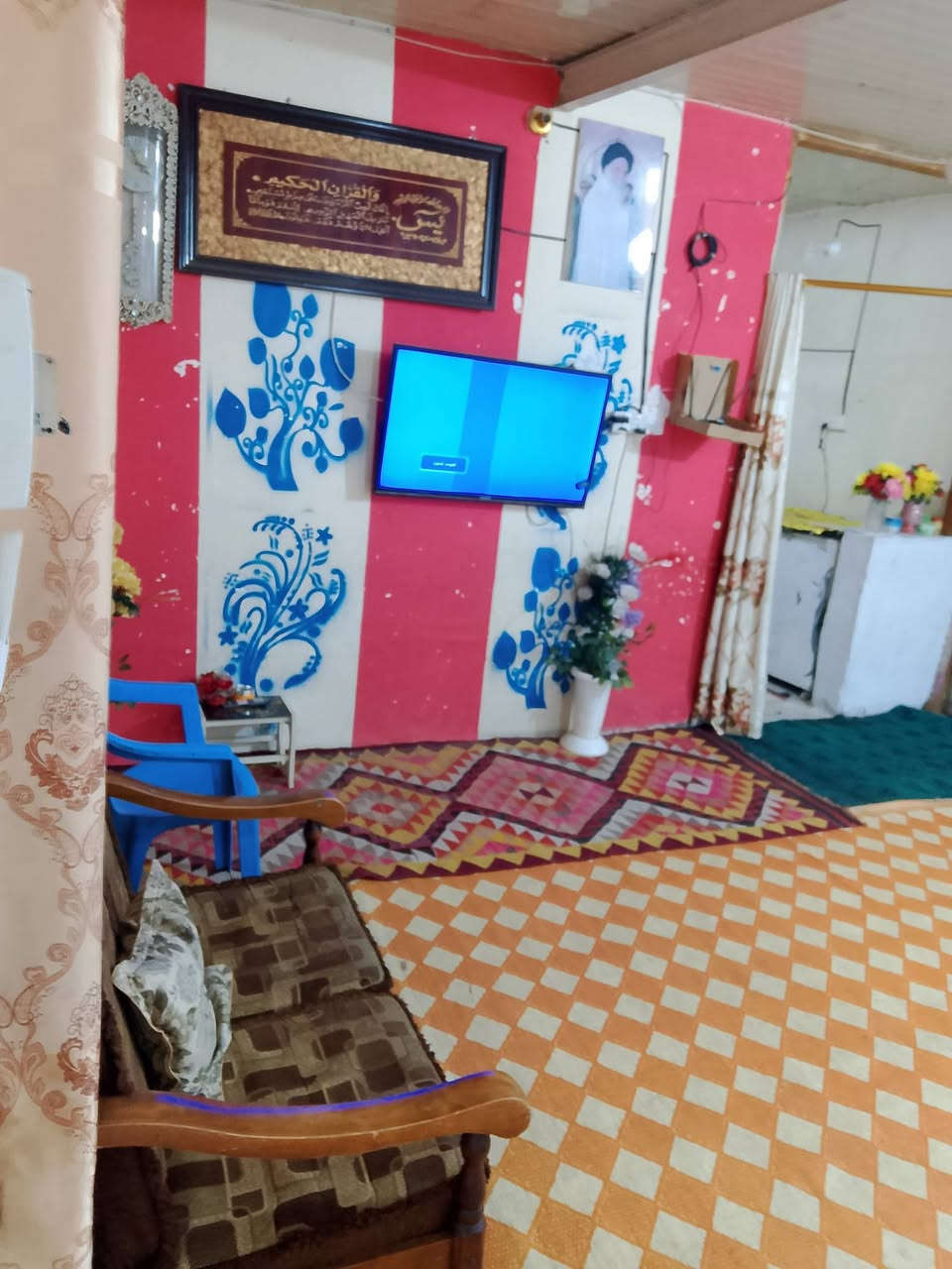 دار البيع المساحه 150 متر مجمع فدك قرب صبات البيت يحتوي صاله وثنين غرف نوم ومطبخ وصحيات مشتركه وترك خلف البيت كهرباء 3 خطوط رأسه وسحب مي بي ثنين صوندات وحده معسر وحده رأسه سعر 38 وبي مجال او مراوس حسب القناعه (***********)

