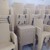 كراسي بلاستك جديده للبيع بسعر مناسب الكميه فوك الميه وياهن طبلات العنو...