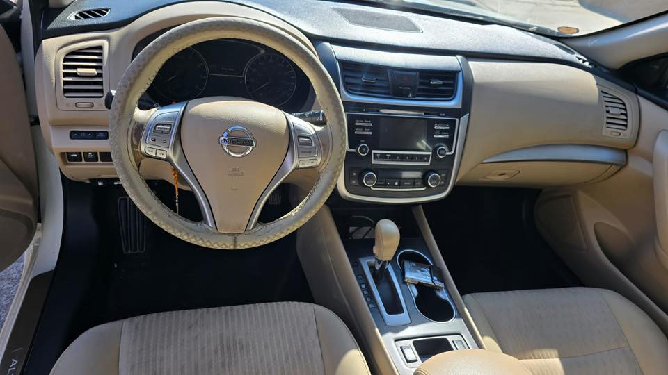 السلام وعليكم 
نيسان التيما 2017 Svبلاس فول مواصفات وارد امريكي قطعة وحدة جامرلغ جهة السايق مبدل فقط مواصفاتهة فتحة سقف بصمة هيتر كشنات دتخلهة بيجي 
يوجد صور الحادث 

مكان السيارة ديالى.      مرارس بدوج كرفان 
رقم الهاتف *********** واتساب للستفسار
