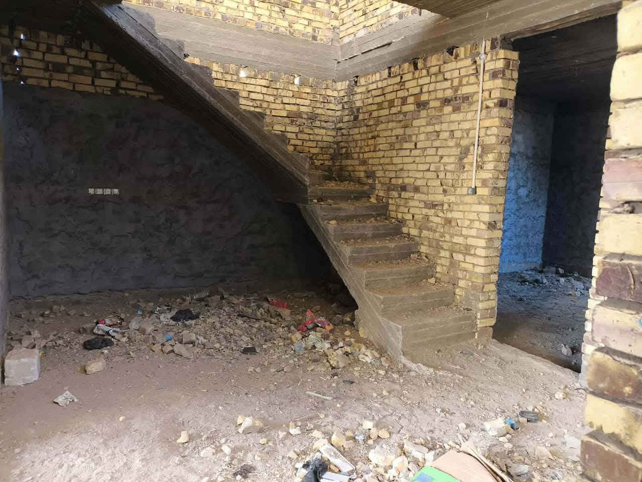 سلام عليكم يتوفر هيكل مسقف مئسس ماء كهرباء مجاري مجاور ساده البو خطه حي الصدرين مقابل حي العسكري مساحة 150متر  سعره 43 مليون الي يحب يتواصل رقم الهاتف *********** حلة, بابل
