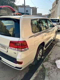 للبيع فقط لاند كروز 2016 8 سلندر ماشيه 125 الف حقيقي سياره 4شاشات ودفد...