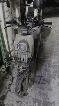 دراجه R9 للبيع باتري جديد صار شهرين شادهن كلشي شغال بيه بس الوجه مكسور السعر ٣٠٠ مكاني بغداد الكفاح ***********  الباتريات مو ١٦ شاد ١٩ الاكبر
