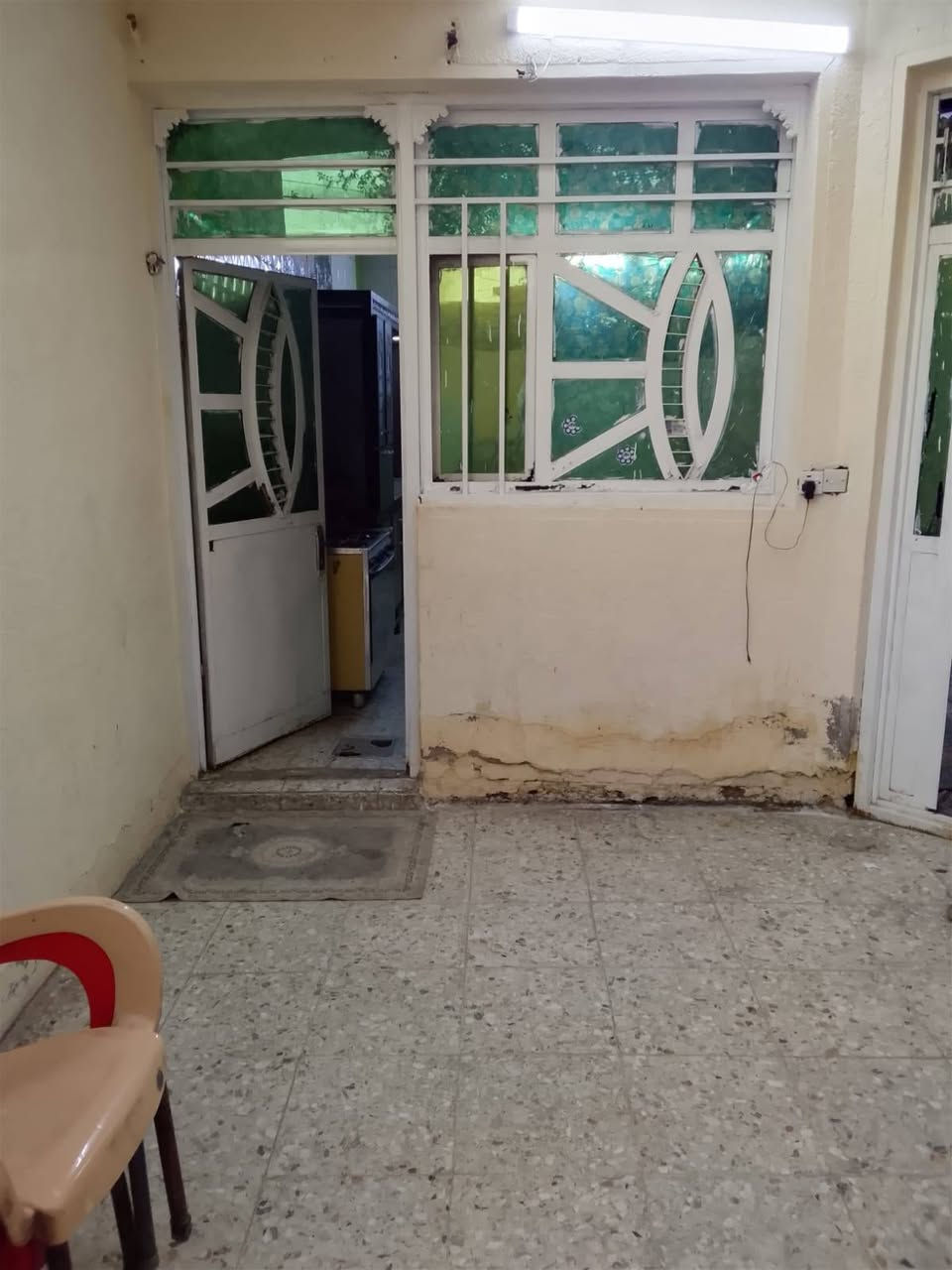 السلام عليكم بيت للبيع ١٦٠ متر زراعي عل شارع ٥٠ مال الكفاءات العبيدي قاطين القاط لاول يتكون غرفه وصاله وستقبال ومطبخ والقاط الثاني ثلاث غرف وحده من الغرف عوزه بس سكف لاستفسار اكثر الاتصال عل الرقم *********** ا
