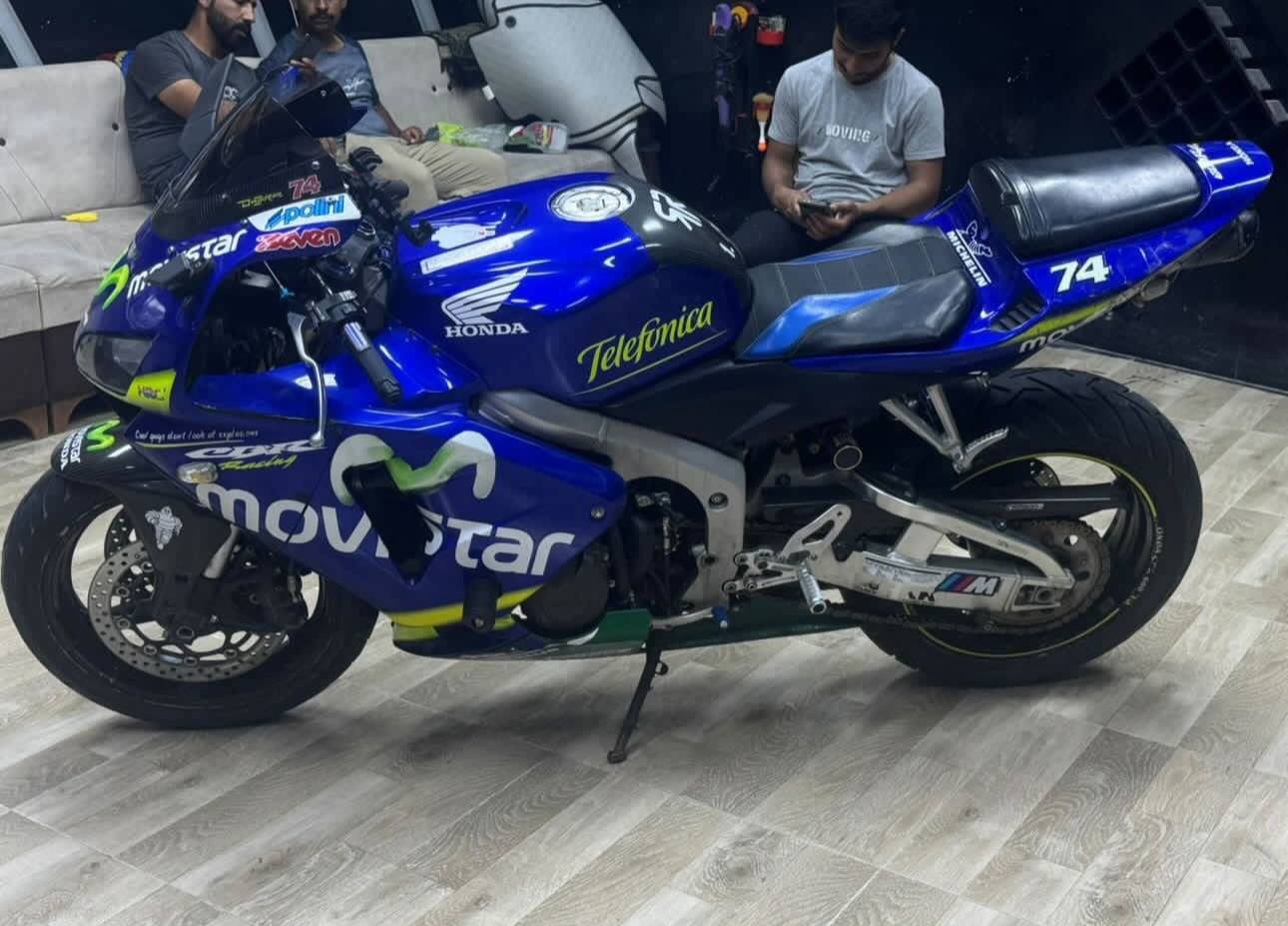 ماتۆڕی CBR 600RR ڕەقەمە و بەناوی خۆمەوەیە 
ماتۆڕەکە بیلادی ڕەنگی شینە و ناوازەیە 
ئەمەش ڕەنگ و دیزاینی ئەسڵی خۆیەتی.
ڕوپۆشی ڕیشاڵی کاربۆنی هەیە.
داشبۆردەکەی ڕیشاڵی کاربۆن، پارێزەری تانکی ڕیشاڵی کاربۆن، جامی پێشەوەی ڕیشاڵی کاربۆنی، پارێزەری پێشەوەی ڕیشاڵی کاربۆنی، پارێزەری دواوەی ڕیشاڵی کاربۆن، پارێزەری زنجیرەی ڕیشاڵی کاربۆن، پارێزەری ئەگزۆز ڕیشاڵی کاربۆن.
زنجیرێکی نوێ، پاوەر پولی، 
پێداڵی چەپ و ڕاستی ئەسڵی، 
شیفتەری کابینەی فڕۆکەوان، کلاچی سپۆرت و ئەگزۆزی سپۆرت  
سیستەمێکی بزوێنەر و ئاوی نایاب، کورسی وەرزشی، 
دوو بۆری ئەگزۆز، تایەی کاربۆن فایبەر، 
هەڵپەساردنی پێشەوە و دواوە، 
هەموو گۆڕانکارییە ئەسڵیەکان
بە شێوەیەکی سروشتی سیستەمێکی بەهێزی کۆکردنەوەی هەیە 

نرخ : داوای بکە لە کۆمێنت ڕاستەوخۆ بۆت دێت 🤖 

گەوهەرێکی ڕاستەقینە. دەکەوێتە خانەقین، دیالە
بێگومان ماتۆڕسکیلەکە پێڵاوی لەگەڵدایە بە کەرامەتەوە
دەستکێشی ئەسڵی و زرێپۆشی جەستە
وە جانتایەکی چاوی ئەلیکترۆنی

بۆ پەیوەندی کردن بە خاوەنی 

 ***********
