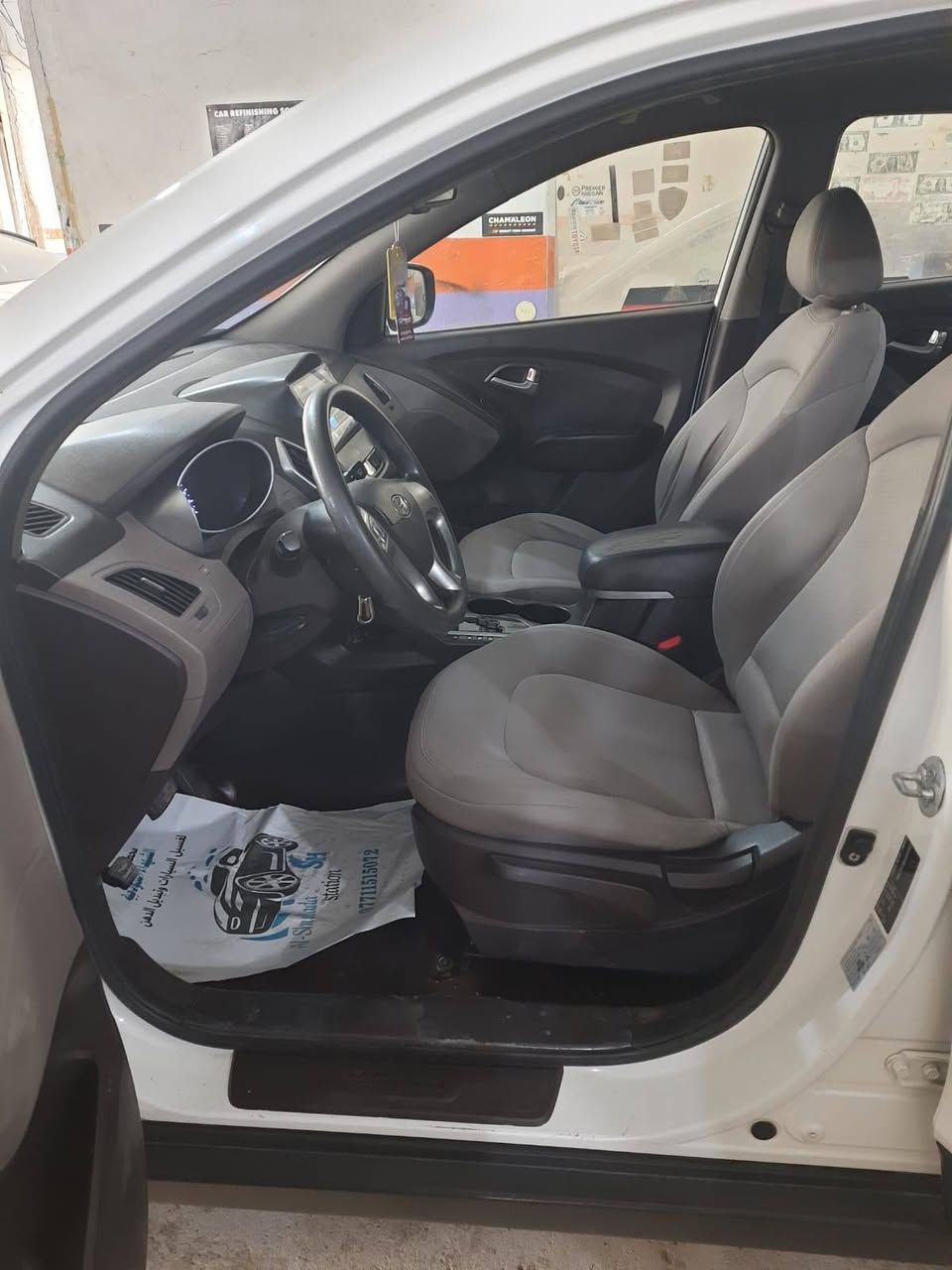 السلام عليكم
للبيع توكسان موديل 2012 خليجي
رقم بغداد انكليزي بإسمي
بيهه صبغ ربع البنيد أثر زلغ
 (صور قبل الصبغ موجوده)
وبارد جاملغ خلفي عكس السايق
تخم تاير جديد باتري جديد صدر جديد
مكاني بغداد السعر 135 وبيهه مجال بسيط. 
للاستفسار *********** بي واتس اب
