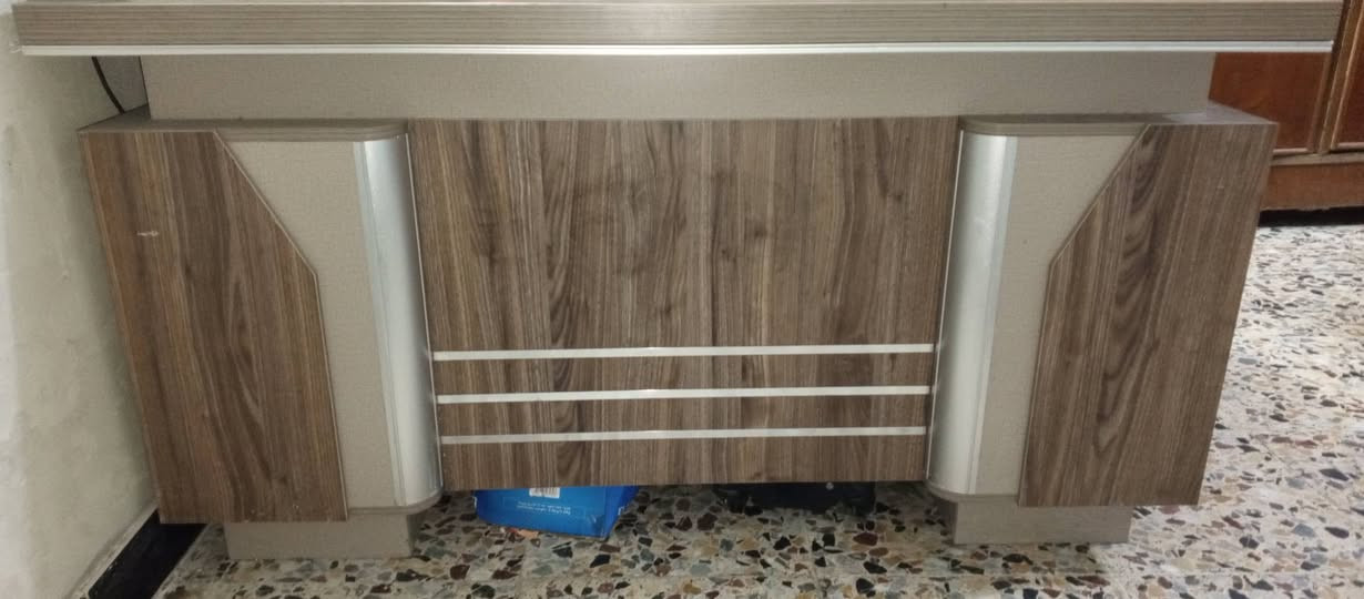 ميز مكتبي تركي البيع مامستخدم سعره 100 وبي مجال مكاني بغداد حي العامل *********** واتساب فقط خاص موجود
