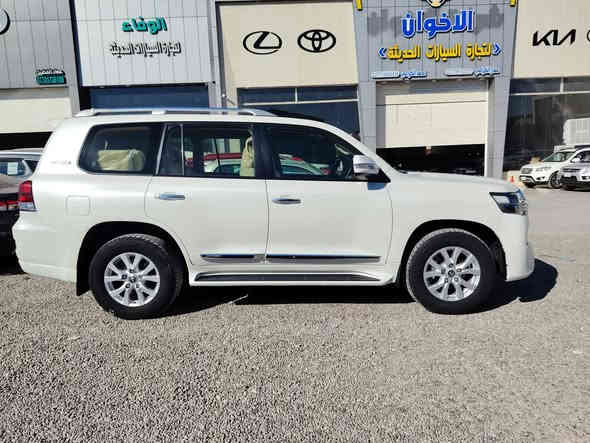 السلام عليكم لاند كروز موديل 2017 ماشيه ٢٤٠ بدون سلايت محرك ٦ سلندر شرط مامفتوح رقم أربيل السياره جاهزه بيها صبغ باب خلفي فقط بدون سلايت مكان السياره تكريت السعر 425 رقم موبايل ***********
