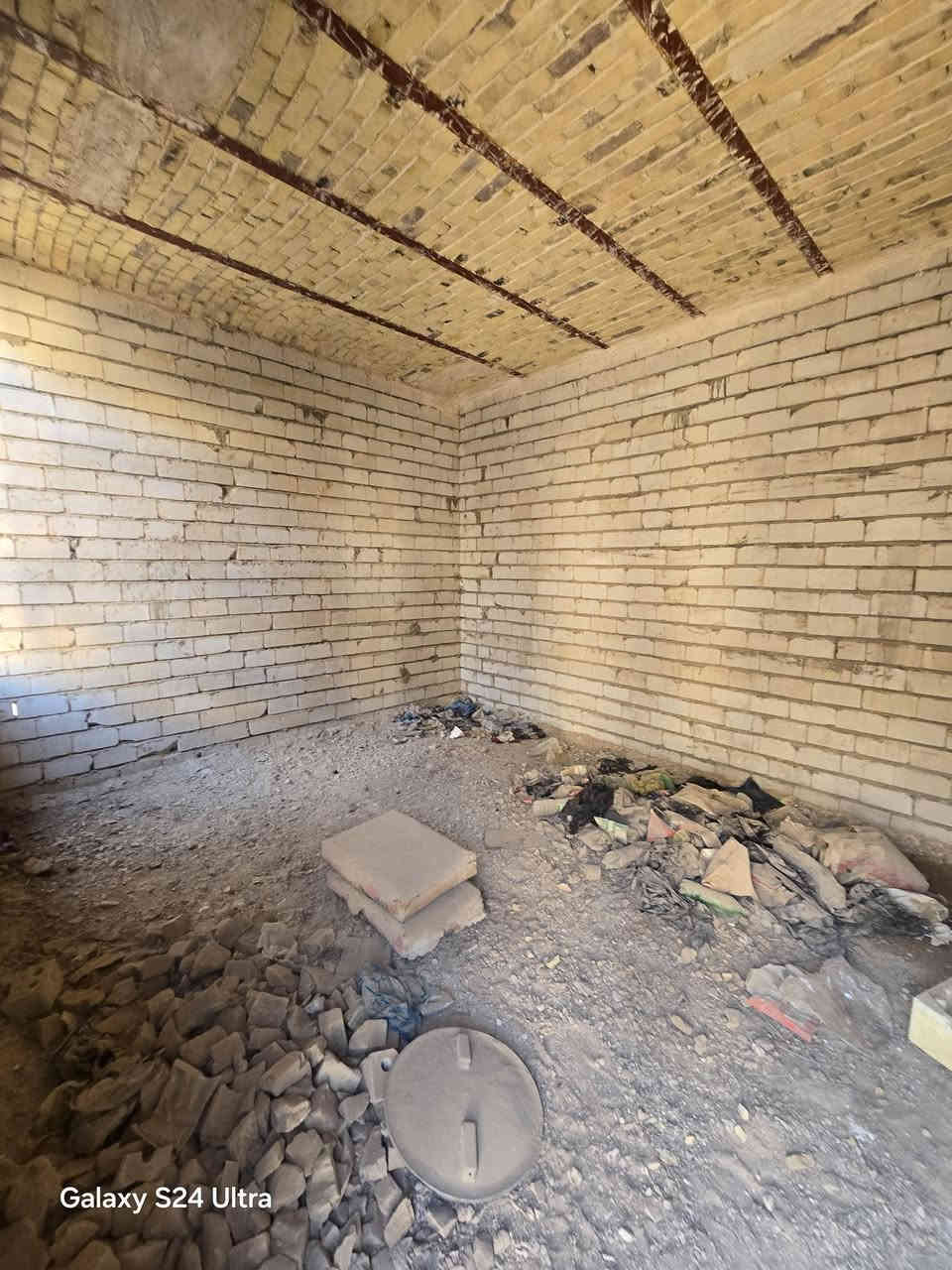 بيت هيكل  لبيع بشارع المعمل المساحه ١٥٠متر يحتوي على غرفه ومطبخ صحيات  وصاله والستقبال بس مجعبات السعر ١٠مليون وبي مجال قليل للستفسار ***********مكتب بركات ام البنين قرب اسواق فدك مقابيل شارع السبيس البيت مو قريب على الشارع
