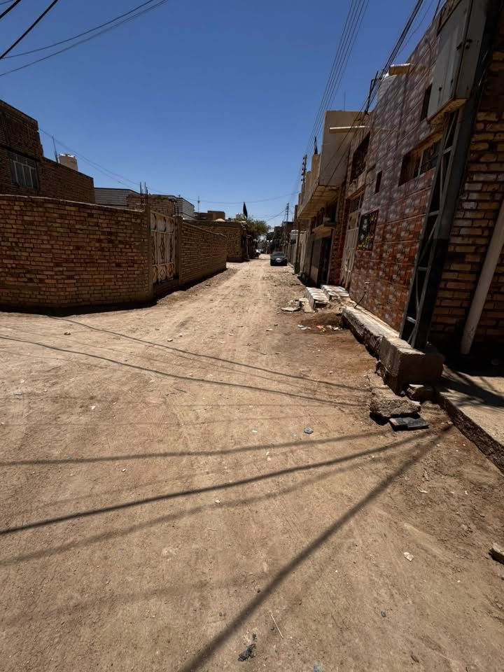 🏠 فرصة مميزة للسكن: بيت للبيع في الحسائية
موقع استراتيجي وهادئ:
يقع المنزل في الحسائية، الفرع المقابل لمدرسة اليرموك، في منطقة هادئة وخدمية قريبة من المدرسة والمستوصف.
📋 تفاصيل العقار:
 المساحة: 100 متر مربع.
 نوع البناء: بناء حديث (سنة 2020) - بناء طابوق.
 نوع الأرض: زراعي.
🏠 تقسيم البيت:
 غرفة نوم واسعة (4م × 5م تقريباً).
 صالة استقبال مريحة.
 ديوانية خاصة.
 طارمة.
 ممر (كليدور) وخدمات (صحيات).
 درج كامل (مؤسس للطابق الثاني مع بيتونة غير مكتمل طابق ثاني تكدر تبني طبيعي احنه مكملي لحد بيتونه ).
✨ المميزات والخدمات:
 المنزل مخدوم بالكامل (ماء، كهرباء، مجاري).
 جاهز للسكن. بيت حاليا ماجر 
💰 السعر:65مليون دينار عراقي (قابل للتفاوض).
📞 للاستفسار والتواصل:
يرجى التواصل عبر (اتصال أو واتساب فقط):
***********
(ملاحظة: غير متواجد على فيسبوك)
