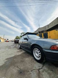 سلامووحلیک بەناوی خوای گەورە BMW سەقڕ سالۆن مۆدیل ٢٠٠٠  لیدرانی نیە بی...