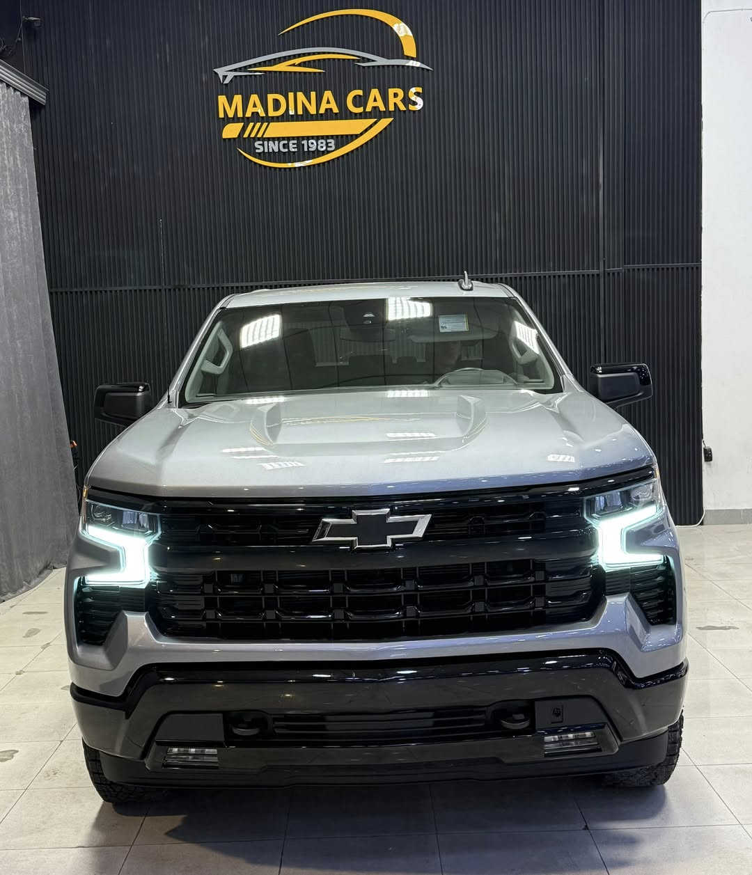 Chevrolet Silverado 
2023 LT
V8 - 5.3L - 4x4

بسمە و شغال
شاشە و کامیرە
لایت لید
کوشین کهرابایی
کوشینات هیتر
سوکان هیتر
رادار
باب طویل
بودی قصیر
ویل 18

30.000 mile
بدون صبغ
سعر 345 ورقە

معرض ( مەدینە ) اربیل شارع ١٠٠م
0750 261 2500
0772 665 1010⁩
