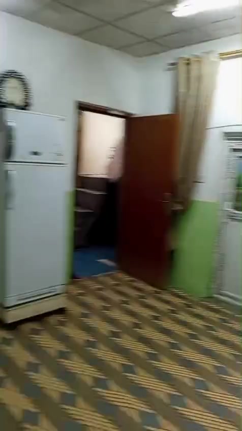 بيت للبيع 60 متر يتكون من غرفه وصاله ومطبخ بي درج دخاريج دخليه ومكشوفه وطارمه صغيره بعلو لفحل قريب علا جسر أمام علي رقم تلفون *********** سعر ب25
