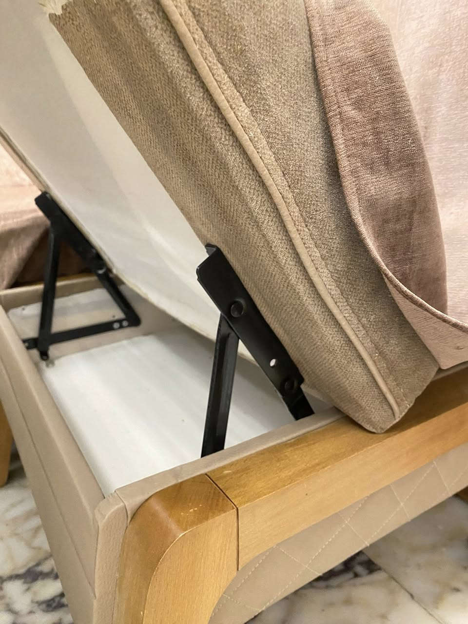 ميز طعام تركي ديوان وبيه مخزن نظيف السعر 450وبيه مجال المكان شارع فلسطين


**إذا كنت صاحب هذا الإعلان وتريد حذفه لأي سبب، رجاءا أرسل رسالة إلى الدعم الفني**