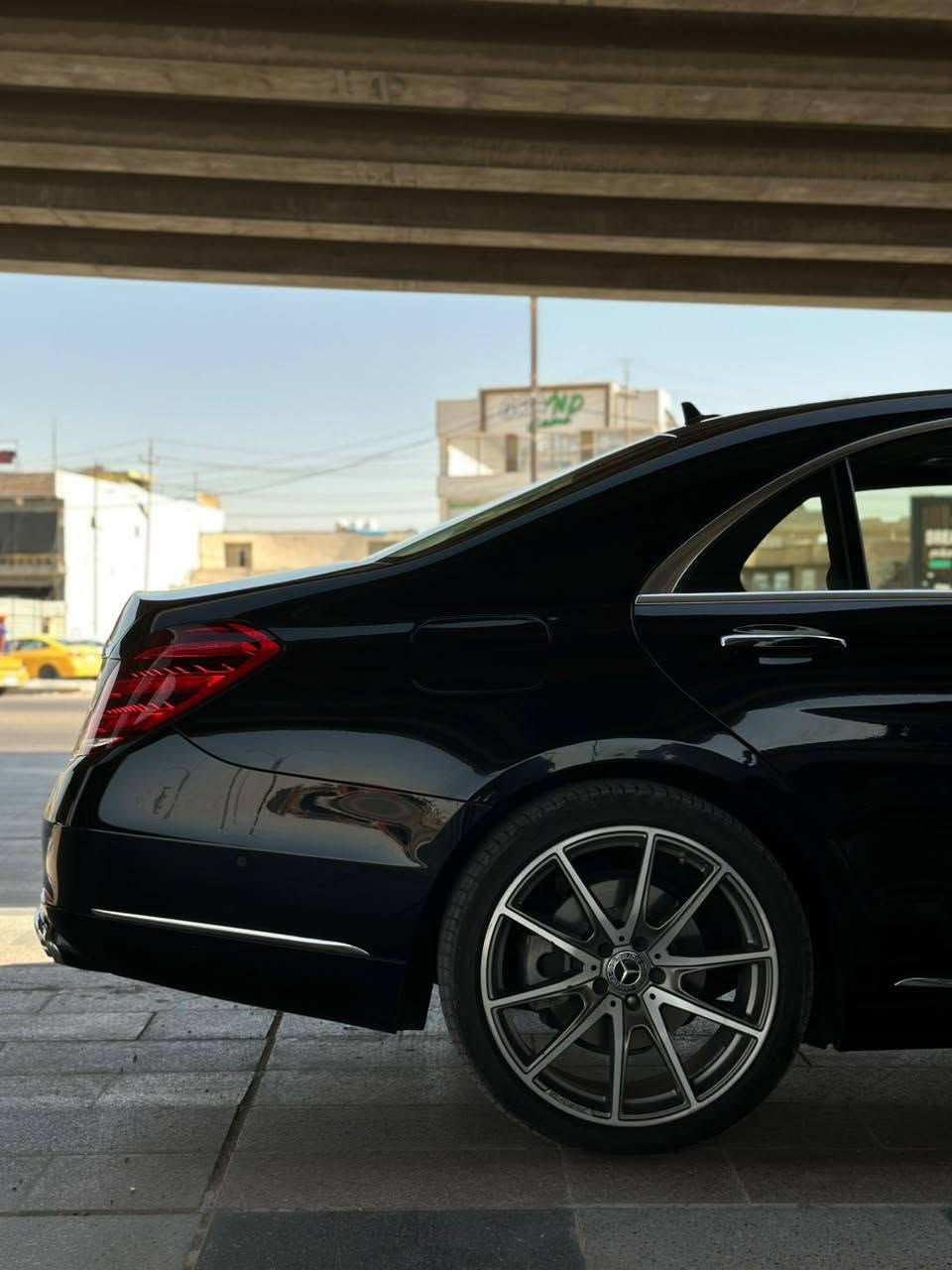 السلام عليكم
للبيع S560 V8 2018
لون اسود ملكي 👑 
(طويله 3 فصوص)
بانوراما 
بصمه 
بصمه ابواب 
5بردات 
5كامرات 
جنطه كهرباء 
شاشات خلفيه 
تحكم كشن خلفي 
كشن خلفي مفصول 
كشن تدفئه وتبريد (امامي وخلفي) 
ويل 20 اصلي 
لايت داينمك 
داخل 64 لون 
تحديد مسار 
داتا شو 
رؤيه ليليه 
قياده أليه
رادار امامي خلفي 
تحذير تصادم 
عطر بالجكمجه
اوتو بارك 
سماعات برومستر
نقاط عمياء 
ماشيه (135 الف كم )حقيقي
بيها هوايه مواصفات معروفه بهذا الموديل 
السياره وارد أمريكا  بدون حادث بدون صبغ  (جاملغ مبدل ودعاميه فقط) 
بدون نقص جاهزه للبرغي
كير مكينه بوضع الشركه 
سعر:- 515 وبيه مجال 
مكانها ديالى الخالص  
للاتصال ***********
