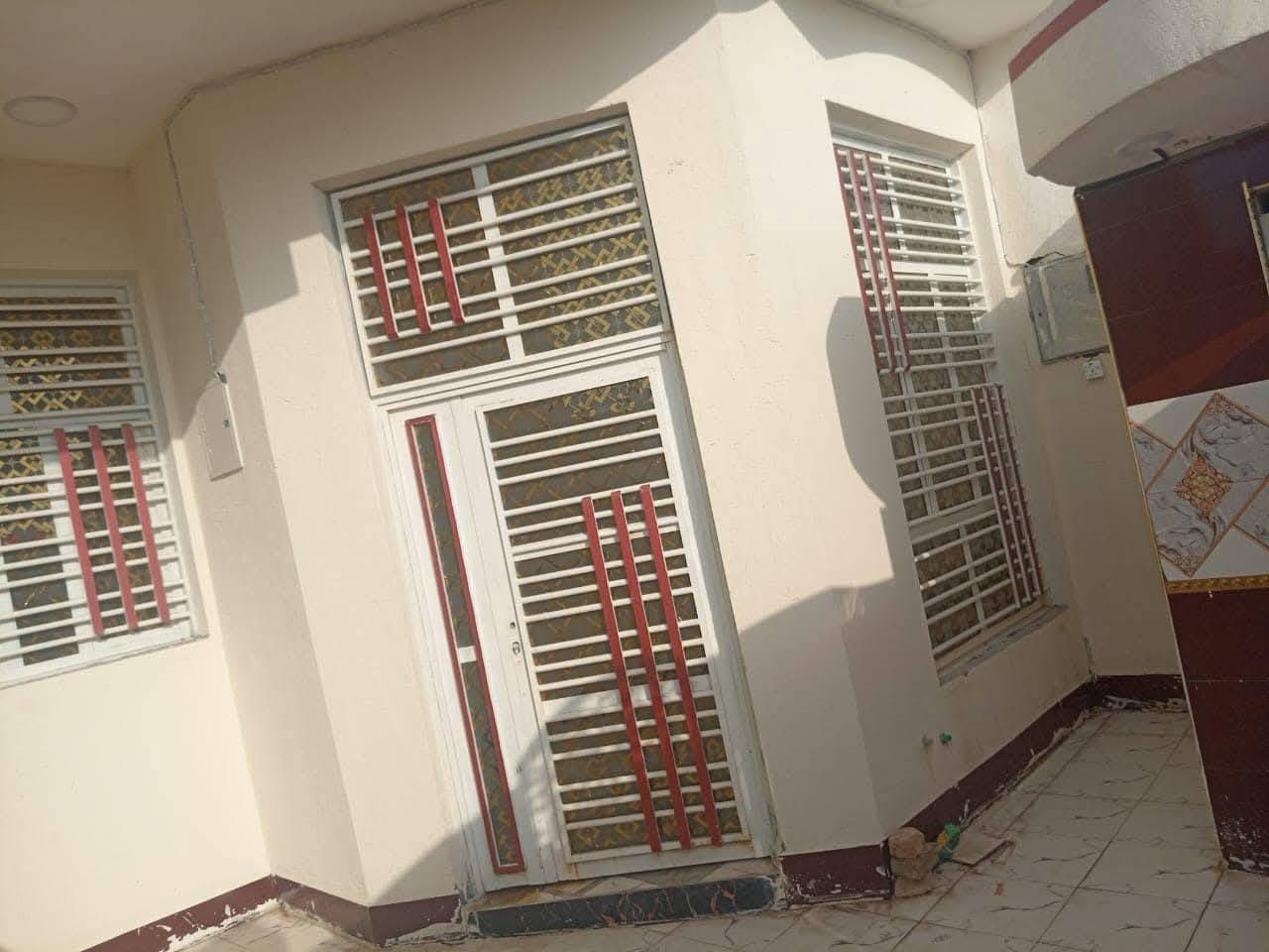 بسم الله الرحمن الرحيم 
اللهم صل على محمد وآل محمد 
بيت للبيع في الحقل الرابع 
بيت ركن مقابيل حديقة 
رقم البيت 2473/ مساحة 125م 
صب كونكريت درجة أولى 
للأستفسار الأتصال على الرقم 
***********
