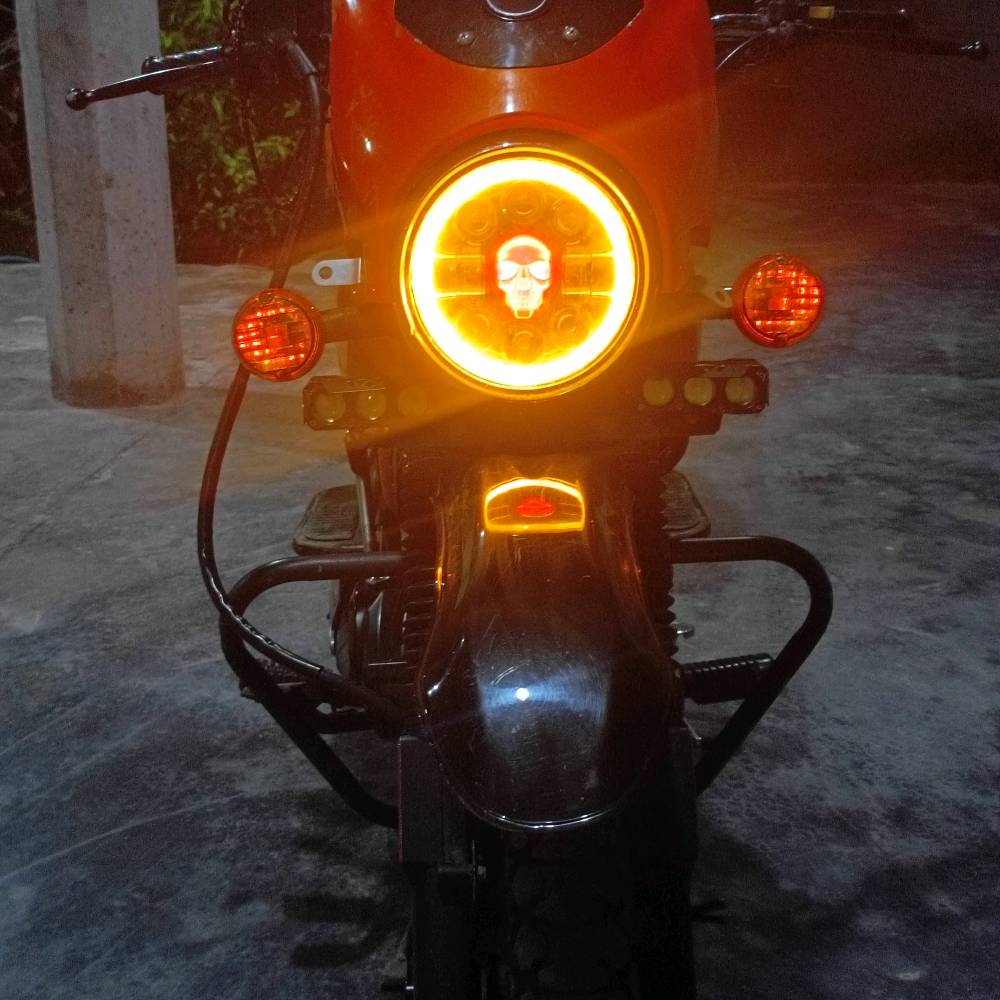 دراجة نارية برتقالية اللون بحالة جيدة جداً، مثالية للاستخدام اليومي والتنقل. تحتوي على حقيبة تخزين خلفية كبيرة، ممتازة لتوصيل الطرود أو استخدامات المتعددة. تمتاز بمقعد مريح وتصميم عصري. السعر منافس ومناسب لمن يبحث عن أداء عالي بأسعار معقولة.