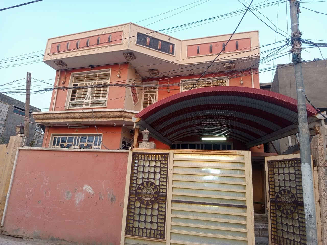 السلام عليكم بيت للبيع في حي الرسالة قرب مدرسه اريحا طابو صرف المساحه 200للستفسار***********
