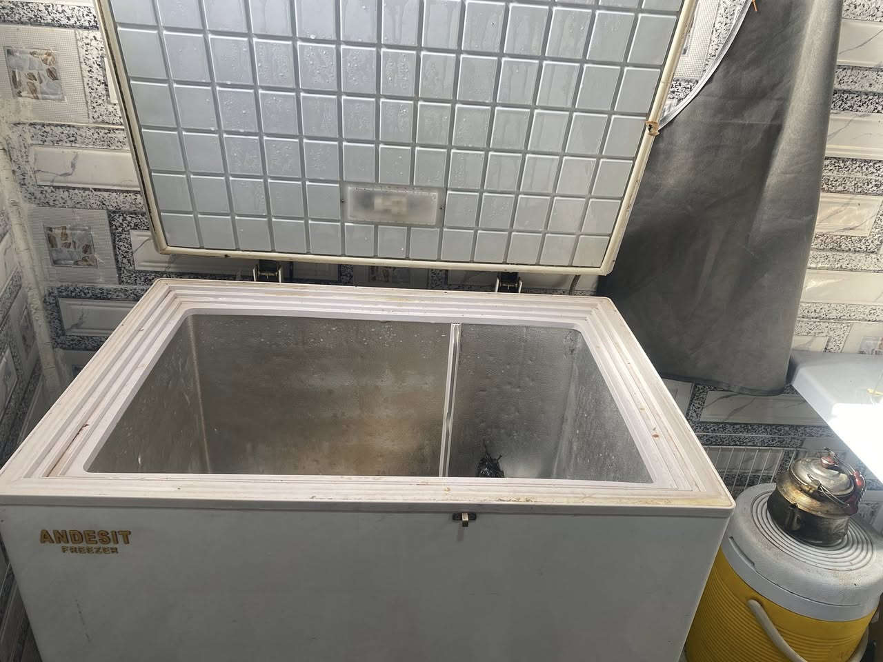 السلام عليكم يوجد مجمدة للبيع مال طلاب نضيفة وشغالة مثل ما موجودة بل صورة الشراي يتصل على الرقم ويدلل ***********
