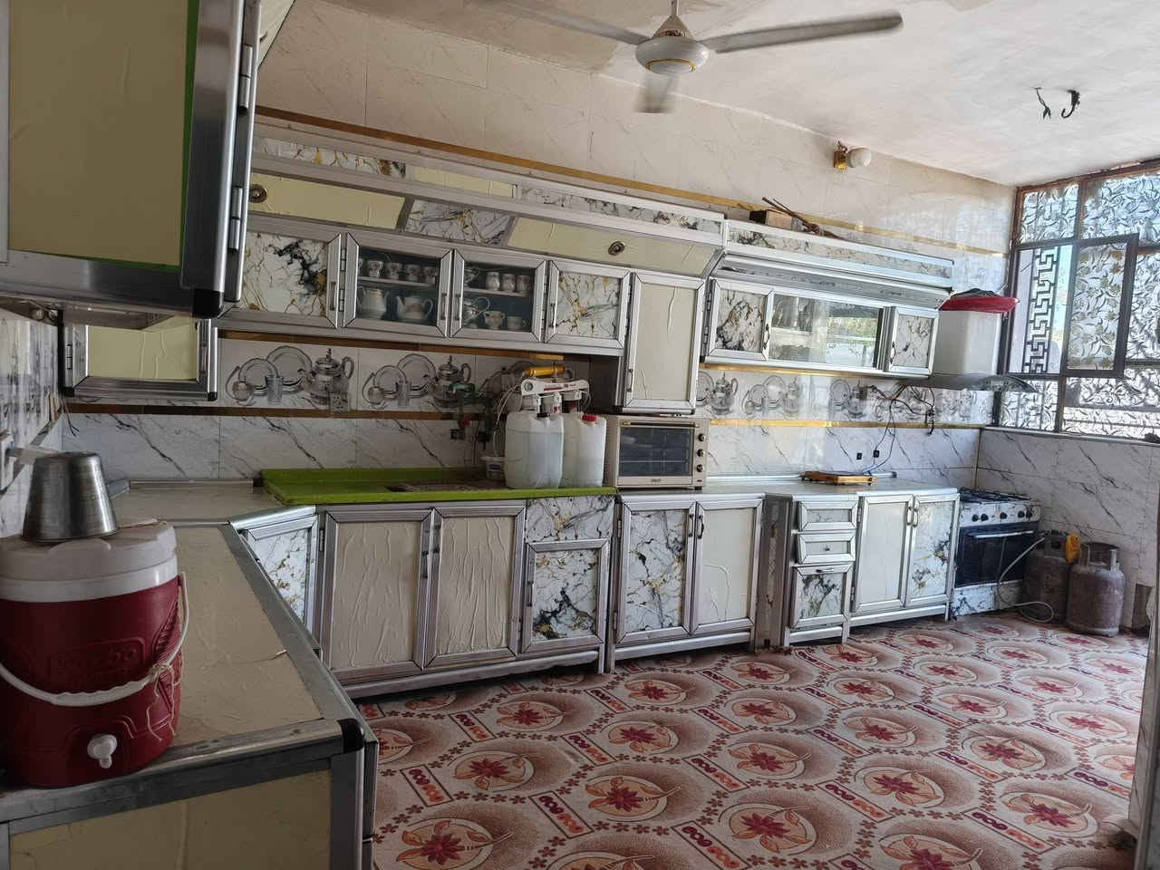 سلام عليكم بيت بحي اسعود مساحه 240 بناء طابوك ارضيه رباط صب  وسكف عكاده ستقبال 8 عرض 4 غرف 2 طول 5 عرض 4 مطبخ طول 7 صاله طول سبعه ونص ***********
