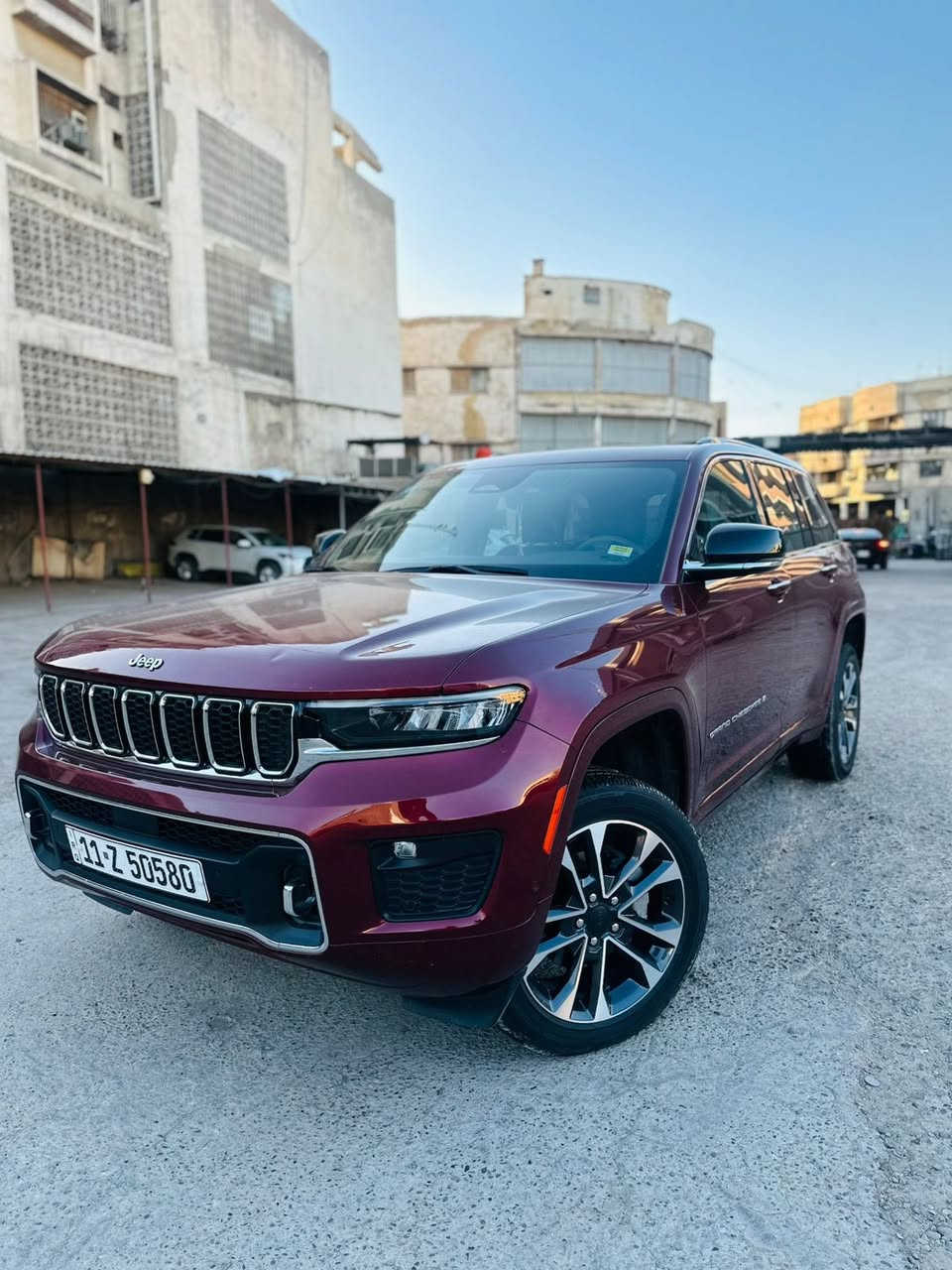 1: مواصفات لجيب أوفرلاند 2024:
المقاعد: مقاعد جلد "نابا" (Nappa Leather) فاخرة، مع تدفئة وتبريد للمقاعد الأمامية، ومساج للمقاعد الأمامية، بالإضافة إلى ذاكرة للمقاعد.
الشاشات والترفيه: نظام Uconnect 5 مع شاشة لمس مقاس 10.1 بوصة، وشاشة عرض قياس 10.25 بوصة للسائق، مع نظام صوتي فاخر (غالباً McIntosh).

2: لوحة القيادة والكونسول: تطعيمات من الخشب الحقيقي، كونسول وسطي بلمسات بيانو بلاك، وشاحن لاسلكي للجوال.

3: الراحة والتحكم: مقود مكسو بالجلد مع تدفئة، مكيف هواء أوتوماتيكي رباعي المناطق (للمقاعد الأمامية والخلفية)، إضاءة محيطية LED.

4: السقف: فتحة سقف بانورامية مزدوجة (Dual-Pane Panoramic Sunroof).
المساحة والعملية: مقاعد خلفية قابلة للطي، مساحات تخزين ذكية، وصندوق خلفي كهربائي مع خاصية الفتح بدون استخدام اليدين. 

5: المواصفات الميكانيكية:
تأتي عادةً بمحرك 6 سلندر بنتاستار 3.6 لتر يولد 293 حصان، مرتبط بناقل حركة أوتوماتيكي من 8 سرعات، ونظام دفع رباعي Quadra-Trac II، مع نظام تعليق هوائي Quadra-Lift لرفع وخفض السيارة ذات 5 فئات وذات 5جكات

السعر 360 ورقة وبيها مجال

السيارة كلين بدون حادث 
 
داخلة تقرير مياه واصل  للدوسة 30 %
***********
