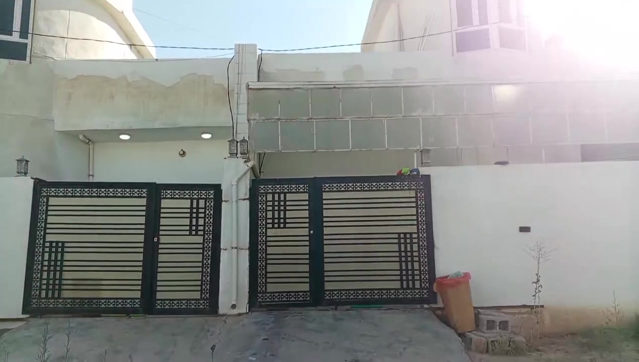 بيتين للبيع المساحه متر مربع نفس التصميم حي بدر شارع لحم بعجين الماسه تبريد مركزي مع غراض البيت سعر 85 مليون كل واحد رقم موبايل ***********
