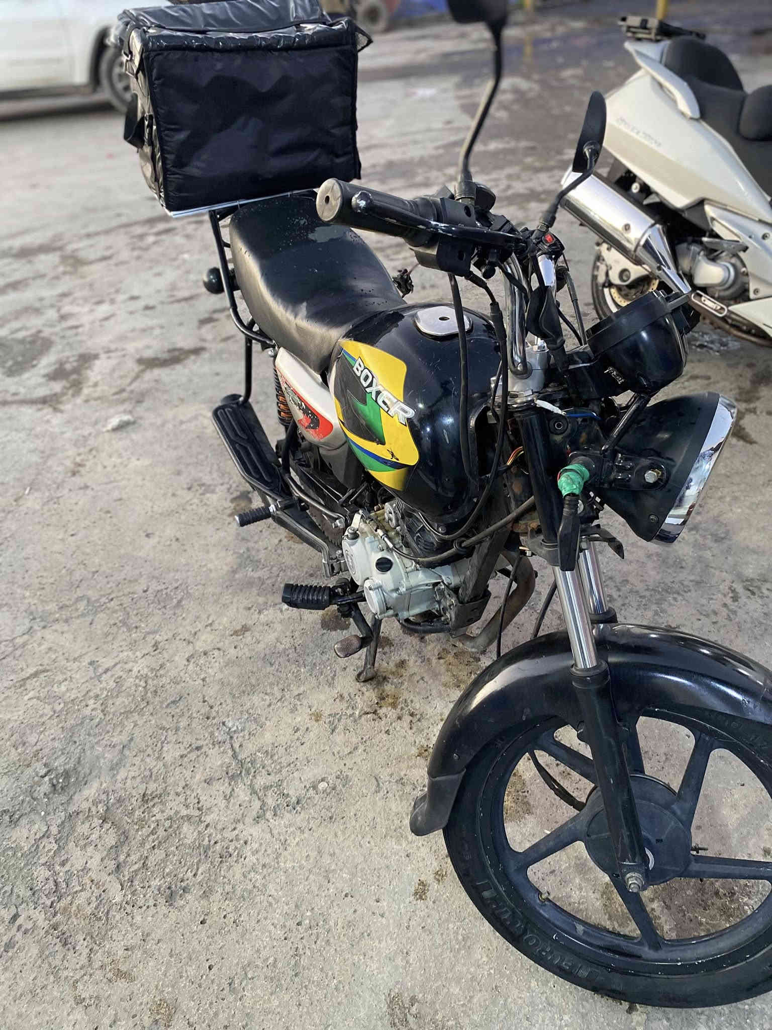 بوكسر البيع دراجه نضيفه بدون أوراق تكفلك سرقه وحلال وحرام مكينه نضيفه ما مفتوحه بس زنجيل يرادله ضب شوي دراجه خرسه رايده ب850 وبيها مجال حك جيه 
عنواني مدينه صدر 
***********
