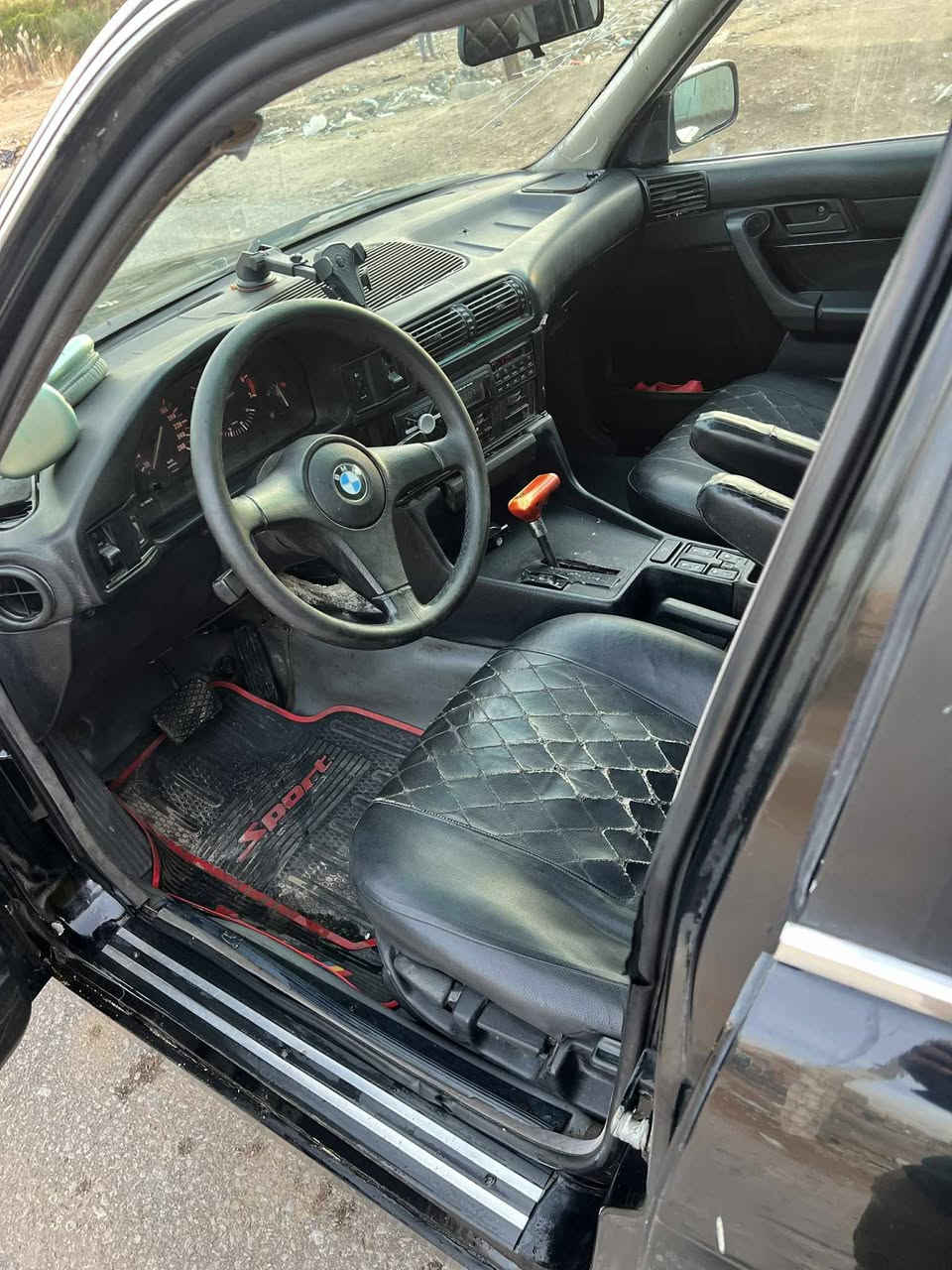 سلام عليكم شباب  BMW للبيع
اصل 535 
مكينه  مفتوح  535اصل 
كير اوتماتيك
مديل 1994
كهربائياته كله شغاله 
كشنات اسود جلد بلادي 
جام كهرباء 
دركهm
ويل خليه اصلي 
منضومه زنون جديده 
رقد ديالى نكليزي بسمي شرط مداو
سعر 40 وبيه مجال 
***********
