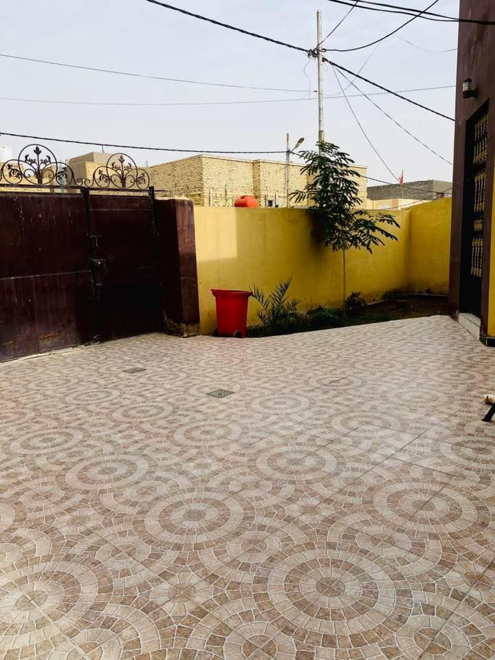 دار سكني للبيع...حي الزهور.قريب عل الشارع الرئيسي للبريد.
طابو صرف 250 متر ...
يتكون من غرفتين +صالة +صحيات داخلي وخارجية +مطبخ+استقبال+كراج سيارة وحديقة ومخزن خارجي أرضية مرمر تركي سطح شتايكر بناء حديث... للاستفسار الاتصال عل الرقم ***********
