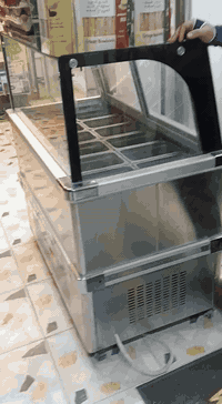 السلام عليكم فاترينا للبيع نظيفة كلش ارتفاع 122سم وعرضها 110سم‏ 
عرض الجانب 65سم 
شرط الشغل 

‏‪***********‬‏
