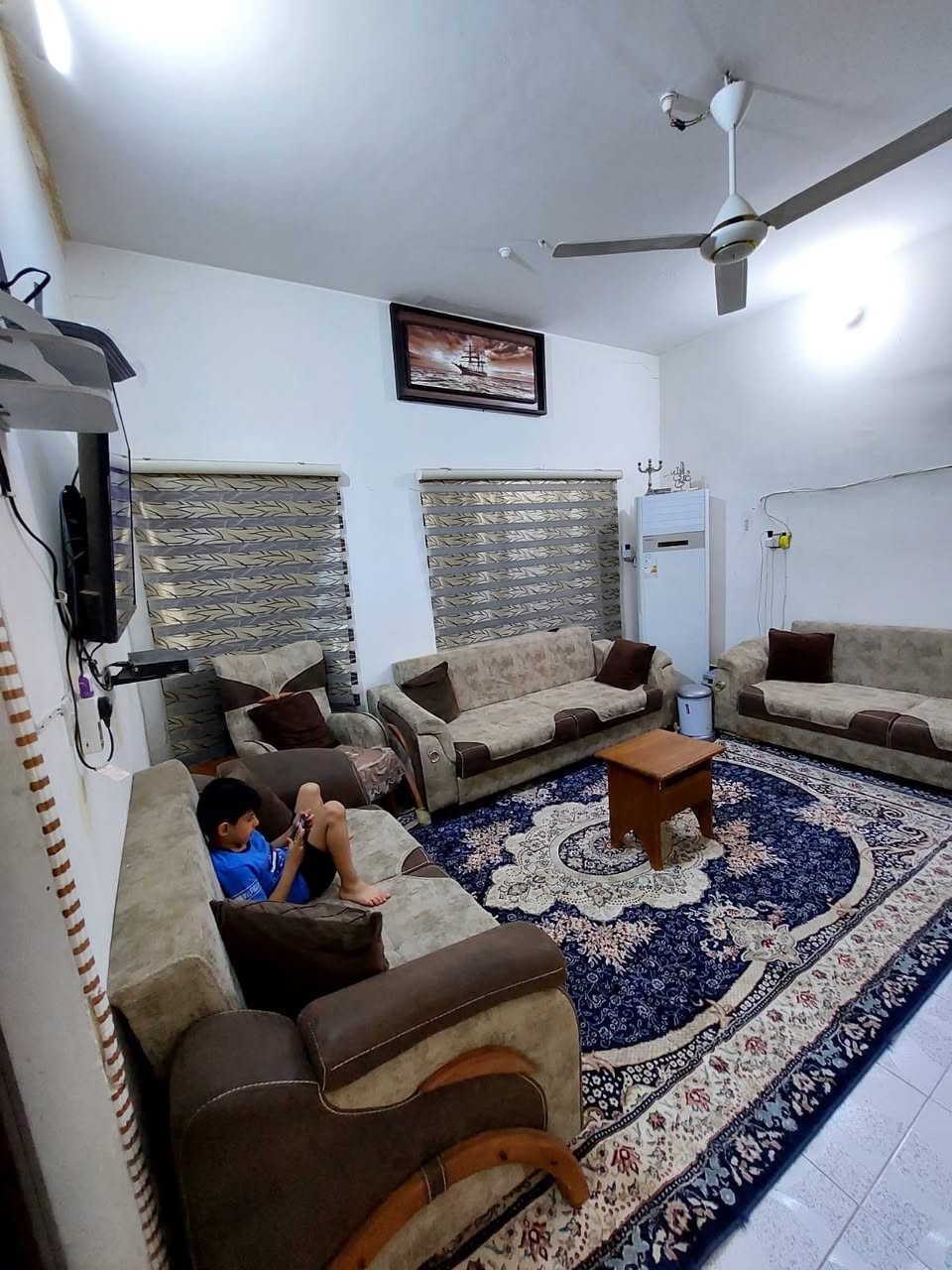 بيت بالطشاش على مربع حديقة بصف الركن  ♦️مساحة ٢٠٠م الواجهه ١٠م والنزال ٢٠م  
منطقة متكاملة الخدمات قريب على الشارع العام 
♦️عرض الشارع ١٢م مقابل مربع 
♦️بناء البيت طابوق والسقف صب تسليح
♦️السطح شتايكر 
♦️طابق واحد مع بيتونة 
♦️بناء البيت سنة ٢٠١٢ 
♦️يحتوي البيت على ٣ مناور 
♦️يحتوي البيت على غرفتين وهول ومطبخ واستقبال ومجمع صحيات 
♦️البيت غير مطلوب ولا مرهون 
♦️سند العقار طابو صرف بأسمنا 
♦️مدارس وروضة قريبة
العنوان الطشاش / افران البتول / شارع صيدلية محمد / خلف اسواق الكفيل على المربع 
للاستفسار على الخاص او الاتصال على
♦️***********♦️
