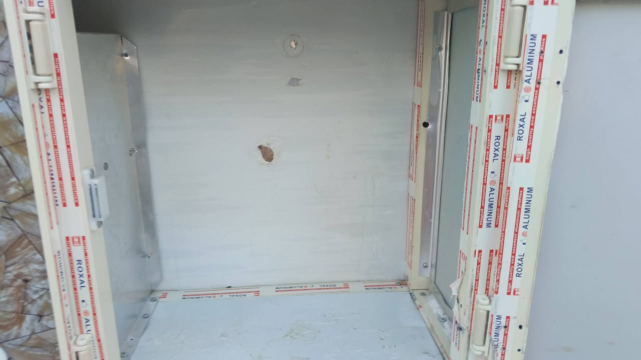 كاونتر للبيع السعر 225 وبي مجال المكان حي العروبة اتصال على رقم ***********
