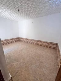 السكان دور الألبان • غرفتين نوم • قريب شارع