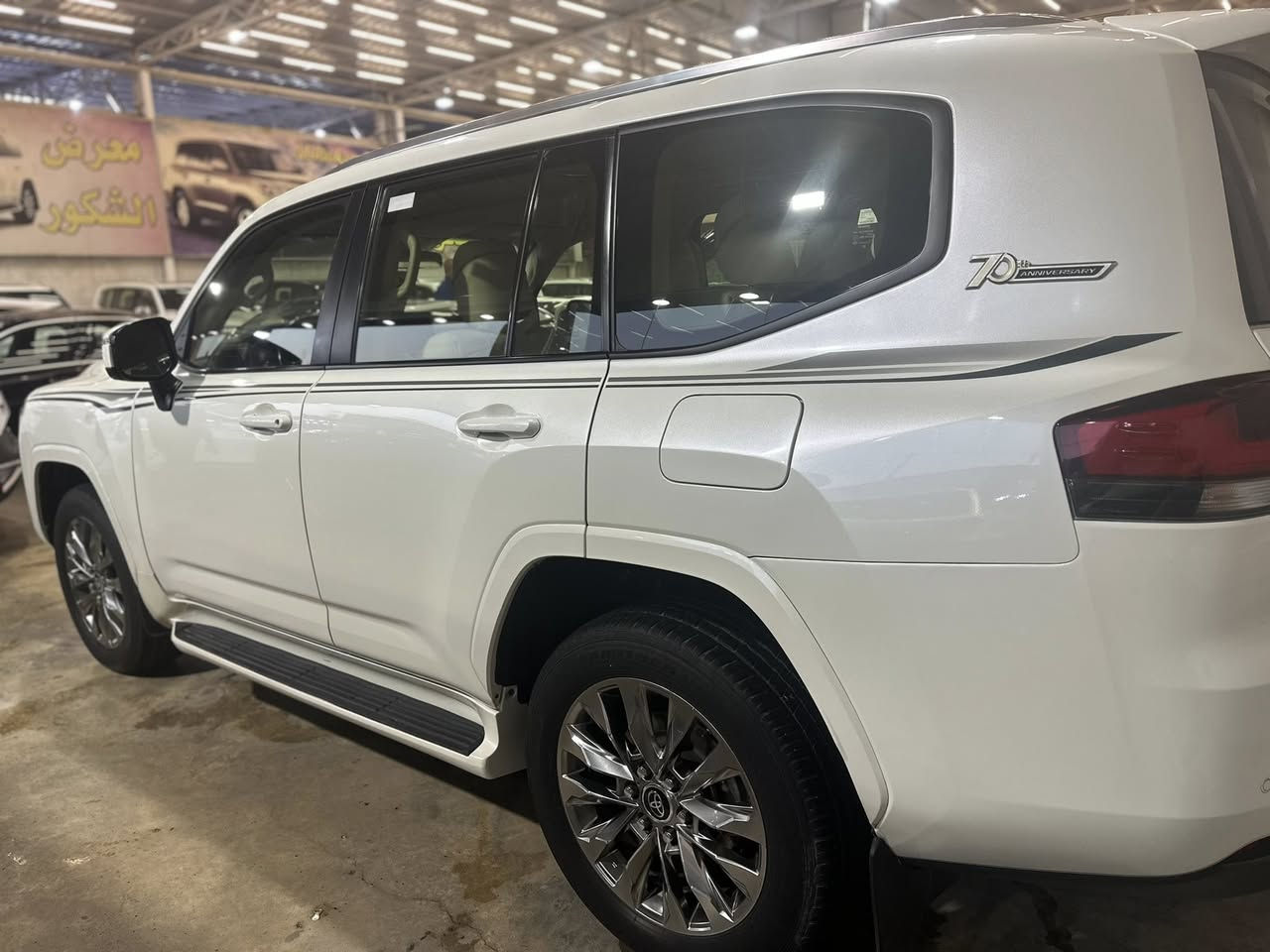 تحيه طيبه الاخوه الأعزاء لاندكروز بيسك موصفات عاديه وكاله ساس السياره نضيفه جدا جدا رقم بغداد ابسمنه بيها ٣ رصعات بسيطه ومسحوبه مكانها بغداد العامريه او البياع السعر ٥٢٩ قفل 
***********
