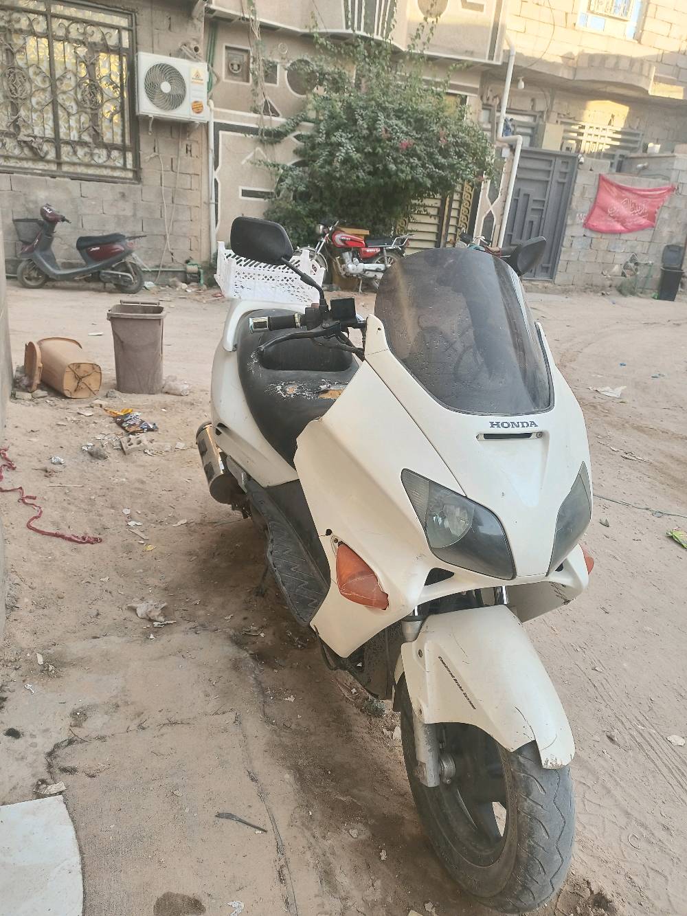 دراجة نارية من نوع هوندا، لونها أبيض بحالة جيدة، مثل ما تشوفون بالصور. الدراجة مناسبة للمدينة والسفر لمسافات قصيرة. تحتاج صيانة بسيطة فقط، ومناسبة لمحبي المغامرات. متوفرة للمعاينة في أي وقت.