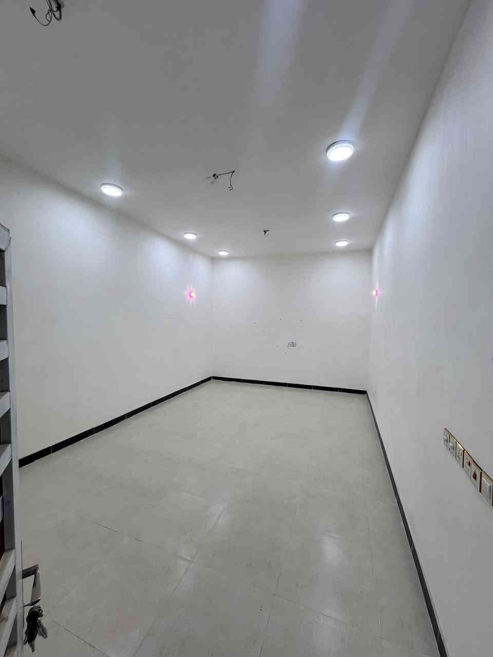 بيت للبيع 200 مـتر جـاهز من كلشي بـلوك صب مـسلح رباط صب 

كونكريت الـبيـت جـاهز على آخر حبايه غرفتين وصاله واسـتقبال ومنور 

وصحيات داخل وخارج درج صب بيت خير من الله بيبان كله تفصال فول

كهرباء مربوطه مولد مجاري حكوميه ثقيل وخفيف انت ضوي جاهز فول

الناصريـه سـديناويـه يم صفي الـدين كل هذا جوه السوك بيـع سريـع 

واتـساب مـفتوح ***********
