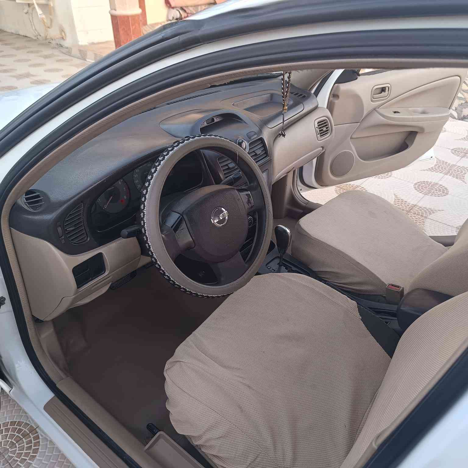 سيارة Nissan Sunny 2010 من السيارات الاقتصادية المعروفة بقلة استهلاك الوقود وسهولة الصيانة. هذه أهم المواصفات:

المحرك والأداء
 • المحرك: 4 سلندر
 • سعة المحرك: 1.5 لتر
 • ناقل الحركة:
 • أوتوماتيك (4 سرعات)
 • الدفع: أمامي
 • استهلاك الوقود: تقريباً 16–18 كم لكل لتر

 • سعة خزان الوقود: 50 لتر تقريباً

التجهيزات الداخلية
 • مكيف هواء
 • زجاج كهربائي
 • قفل مركزي
 • راديو / CD
 • مقاعد قماش

الأمان
 • نظام فرامل مانعة للانغلاق (ABS)
 • أحزمة أمان

مميزات السيارة
 • اقتصادية بالبنزين
 • قطع غيارها رخيصة ومتوفرة بالعراق
 • مناسبة للاستخدام اليوم

السعر 103 ورقه وبيها مجال

للتواصل/ ***********
