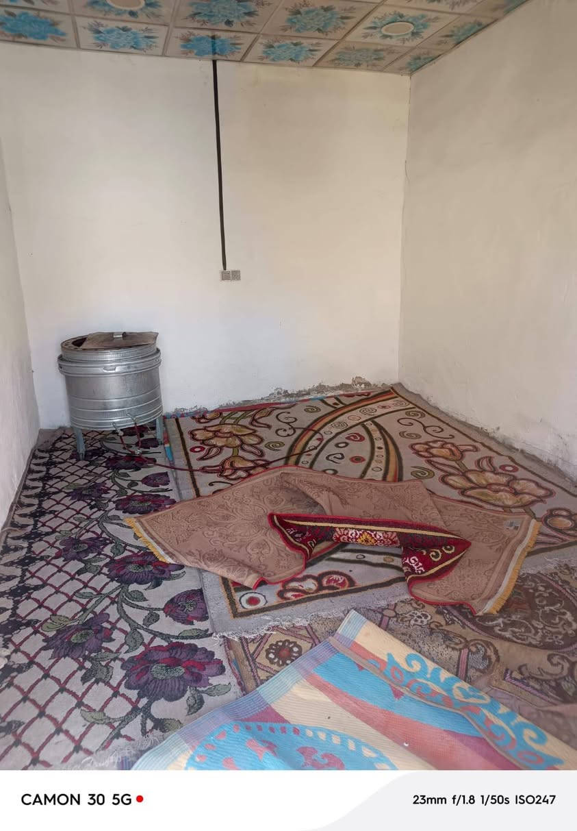 من رخصة صاحب الكروب بيت للبيع المساحه ١٠٠م بيه غرفه وصاله ومطبخ وستقبال وتخاريج العنوان البراكيه شارع معمل السمنت بشارع السبيس قرب جامع آل شبل [سند ٢٥] للتواصل رقم الهاتف ***********وبيه واتساب
