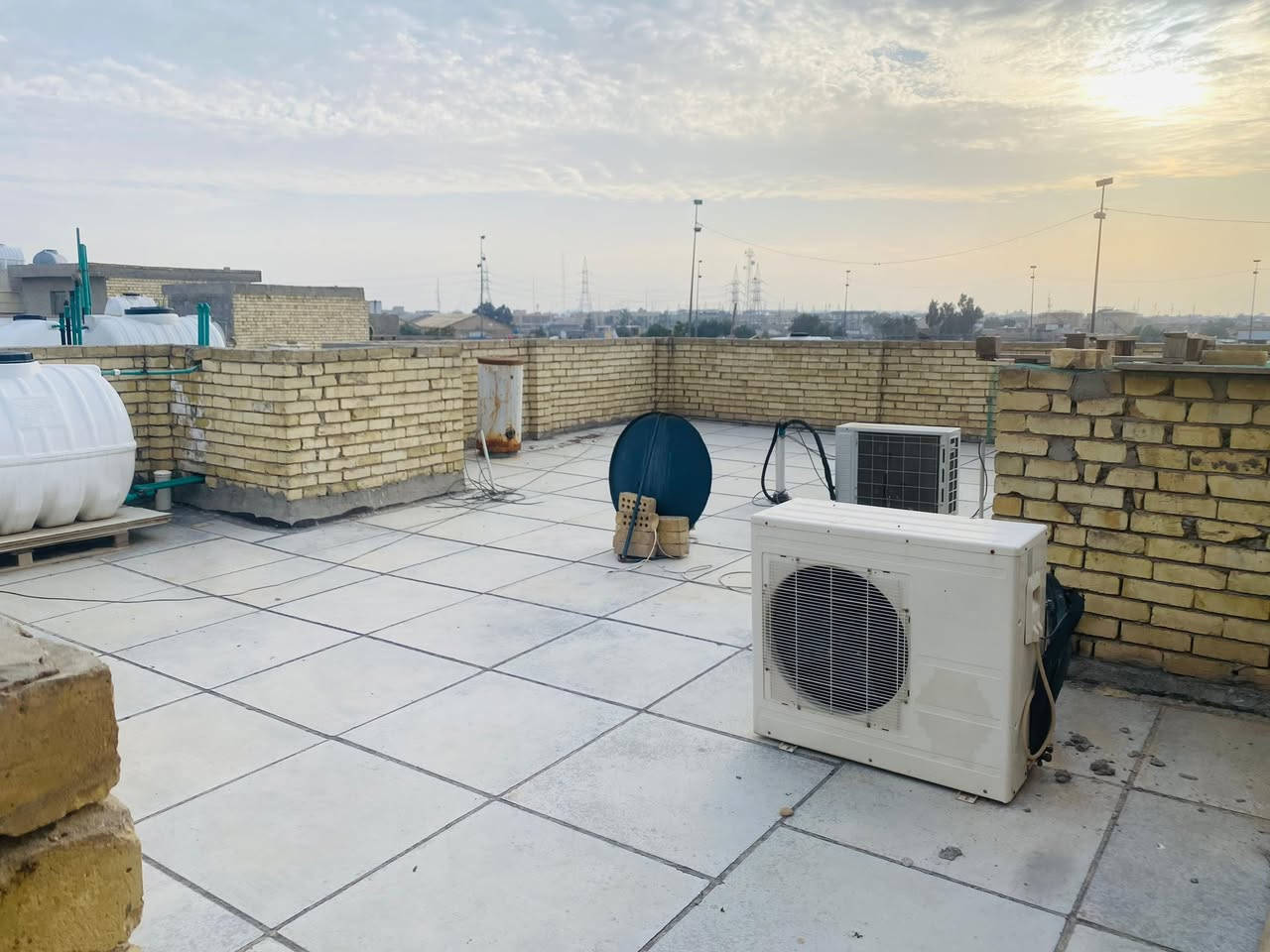 سلام عليكم دار للبيع المساحه 200 متر طابو زراعي سند 25 واجهه 8 نزال 25 يحتوي على كراج وحديقه استقبال 7*4 مطبخ 5*4 صاله 6*5 ويحتوي 4غرف نوم صحيات 3 مع سطحين البيت كامل عدا الواجهه العنوان بغداد الامين الثانيه قرب نادي الكهرباء الرياضي كاع بيت غلام استفسار اتصال او وات ساب او خاص *********** ابو علي
