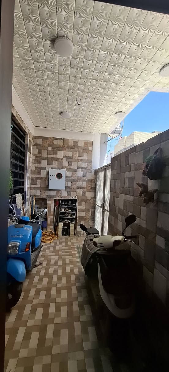 دار للبيع  100م طابقين في كربلاء  بناء طابوق فول مواصفات من كلشي من اساس من شيش من طابوق من بناء من ديكورات من ابواب قاصة وشبابيك سلايت صب مركزي 4غرف نوم صالتين واستقبال   البناء سنة 2024 شهر السادس 
كاع علي تومان حي الزيتون قريب جدا علئ حولي الزوارمستشفئ الكفيل ويبعد عن الامام 3كيلوا 
سند 25اقرار محكمة 
للاستفسار ***********
