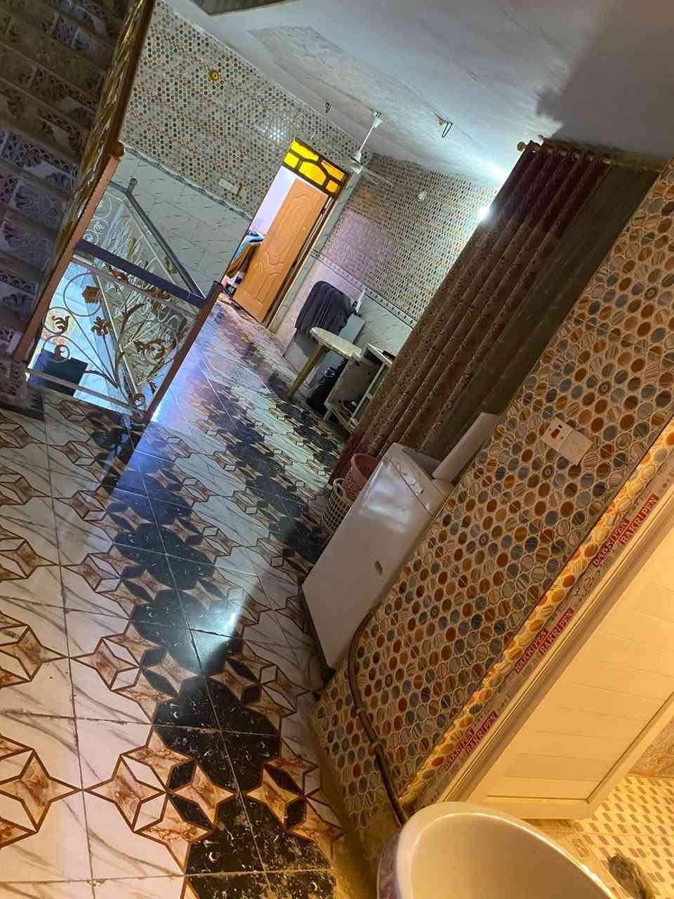 دار حديث مساحه ١٢٧ ونص تفاصيل البيت ثلاث طوابق يحتوي أربع غرف نوم ثلاث حمامات مع صاله هول كبير كما يحتوي كراج سياره بناء طابوق مسلح أرضية كرانيت بيت جاهز سعر ع خاص علما بيت مؤثث كامل أثاث *********** حي العرضات الأولى خلف أسواق فطومة سعر خاص
