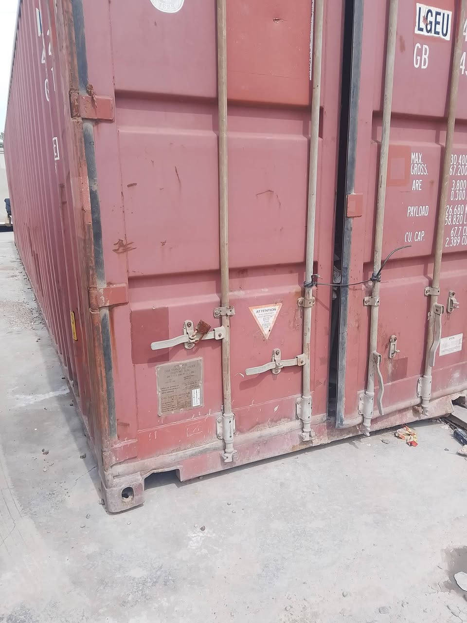 السلام عليكم حاويه لبيع 12متر جدأ نضيفه ***********
