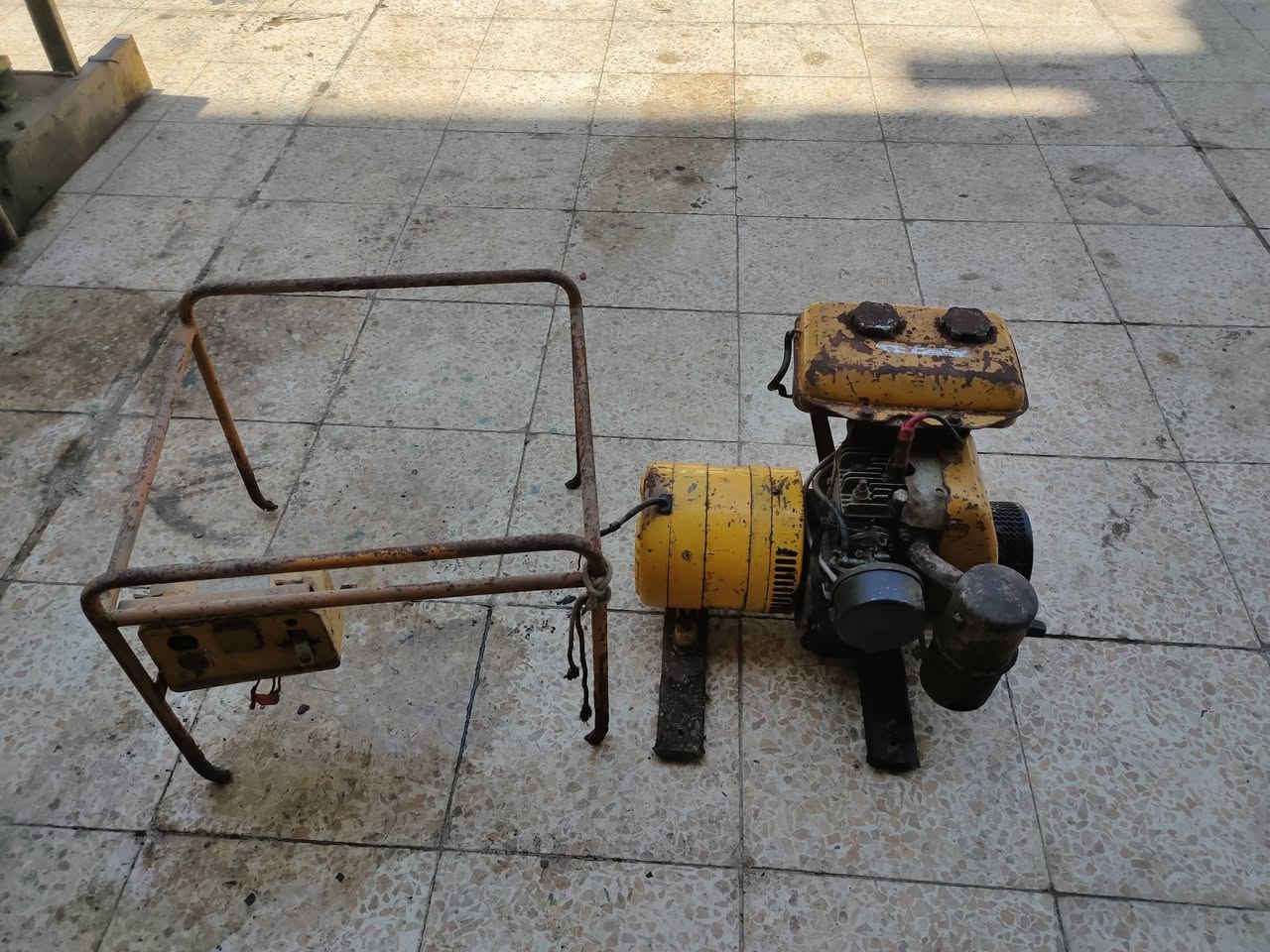 مولد 3 KV تعمل علئ كاز و بانزين شغاله كلشي موضح بالصور مكسور الشاصي فقط يرادله لحيم *********** بغداد السعدون
