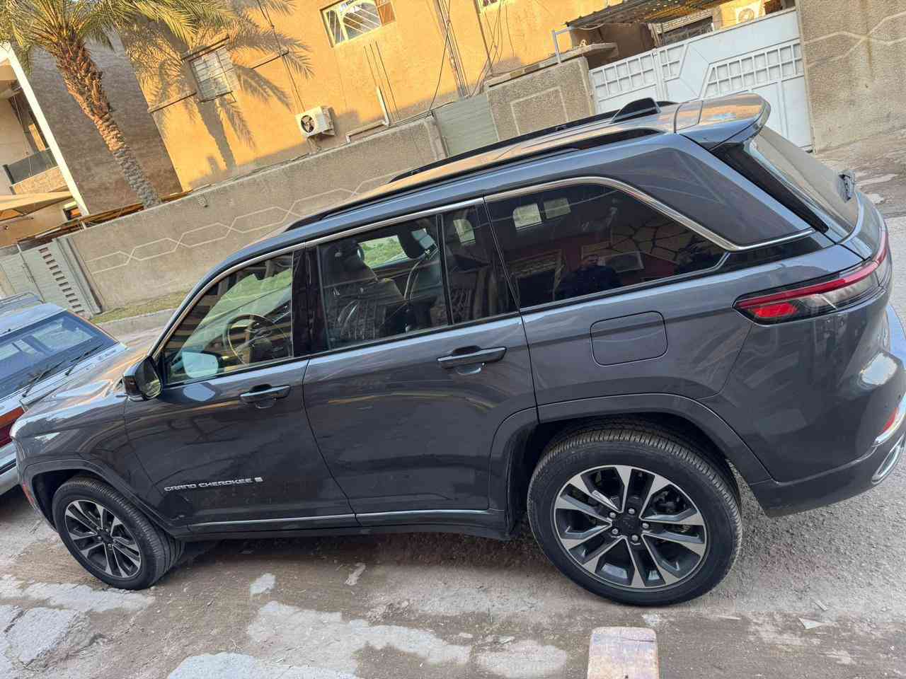 جيب كراند شيروكي L اوفر لاند5راكب  وارد امريكي حادث باب ومبدل نفس الون صور المزاد مرفقه بالمنشور
المواصفات :
* دفع رباعي 4x4 . 
* نظام تعليق هوائي (جكات). 
* قيادة ذاتية عند المنعطفات. 
* رادار امامي مع مانع تصادم . 
* تحذير الخروج عن المسار . 
* مستشعر نوم السائق مع نظام التوقف الآلي 
* تحذير النقطة عمياء ⚠ .
* نظام تحذير عند التقاطعات. 
* نظام تحذير عند تجاوز السرعة المحددة. 

* نظام تقليل الضجيج داخل المقصورة. 
* إنارة محيطية. . 
* تعديل وضعيات مقود السائق كهربائيا. 
* مرايا تعتيم ذاتي. 
* المرايا الجانبية قابلة للطي كهربائيا. 
* نظام الصوت من ماكنتوش مع 19 سماعة. 
* ويل قياس 21 انج .
* سقف بانوراما . 
* شاشه كبيرة 10.1 انج . 
* نظام الخرائط (GPS) .
* عرض خرائط الطريق على لوحة القيادة.
* لوحة القيادة بقياس 12 أنچ. . 
* المصابيح الأمامية زنون .
* كشافات الضباب زنون . 
* دخول ذكي. 
* بصمة على 5 ابواب للدخول الذكي. 
* تشغيل عن بعد .
* الصندوق الخلفيي كهربائي+ مستشعر للقدم .
* فرش المقصورة الداخلية من الجلد الطبيعي الفاخر .
* اضافات من الخشب الطبيعي للمقصورة الداخلية
* ذاكرة لحفظ وضعيات الجلوس للسائق. 
* ذاكرة لحفظ وضعيات الجلوس للراكب.. 
* المقاعد الأمامية كهربائية .
* المقاعد الأمامية تبريد وتدفئة .
* المقاعد الخلفية تبريد وتدفئة .

* انارة داخلية LED متعددة الالوان . 
* حساسات امامية. 
* حساسات خلفية . 
* 5 راكب .
* مكيف خلفي مع وحدة تحكم منفصلة . 
* تدفئة ستيرن
* مانع تصادم خلفي + مانع تصادم امامي .
* بلوتوث تلفون . 
* محدد سرعة . 
* نظام التشغيل والاطفاء الاوتوماتيكي ( Auto Start System ) .
* ⁠السعر 41000$
* نظام بريك اوتماتيكي
* ⁠((***********))
